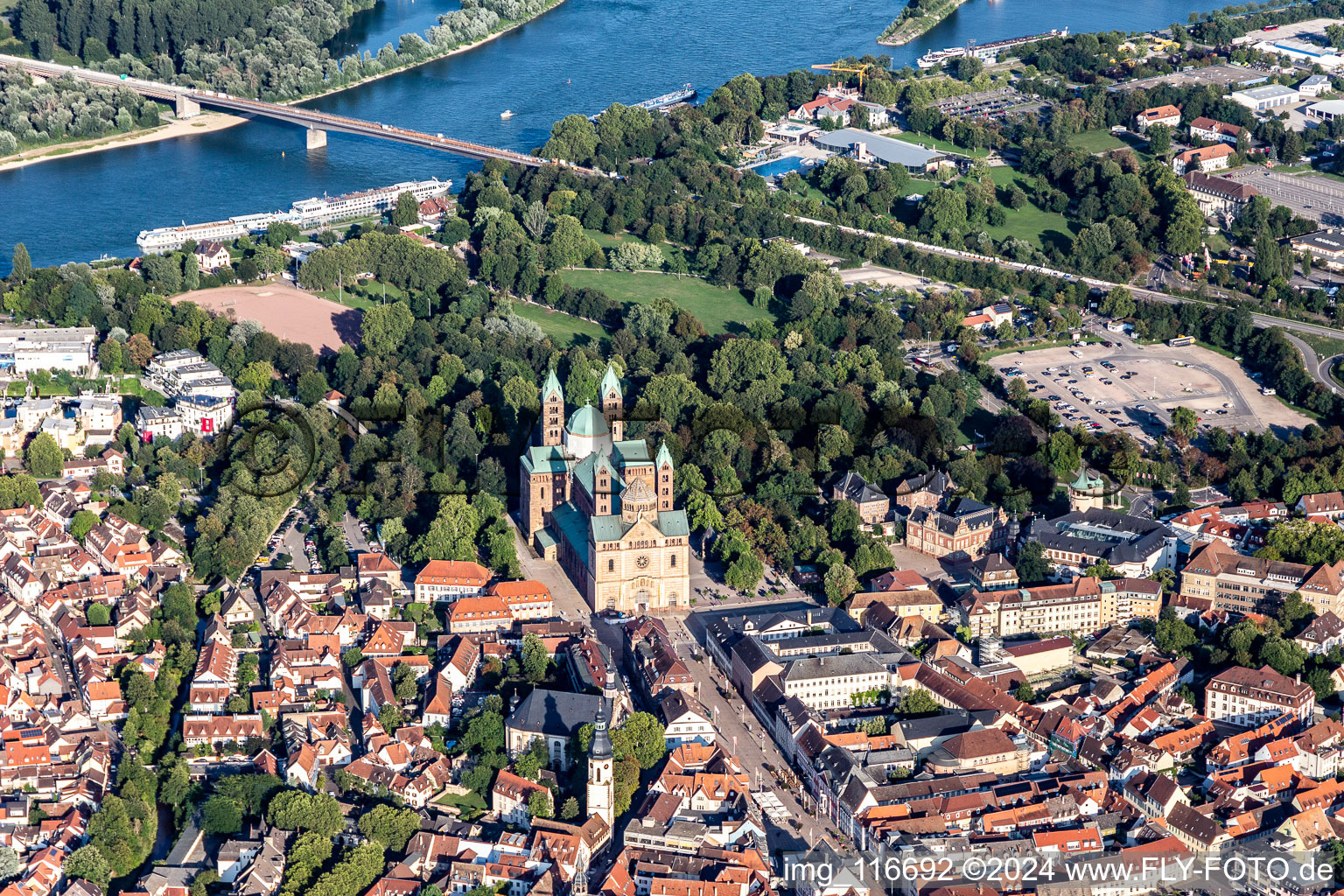 Romanischer Dom zu Speyer am Ufer des Rheins in Speyer im Bundesland Rheinland-Pfalz, Deutschland