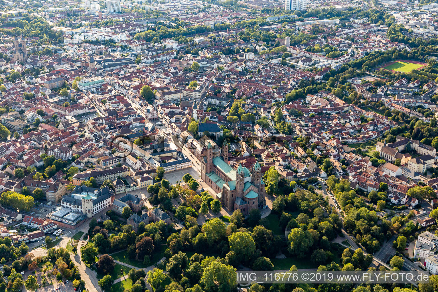 Luftbild von Romanischer Dom zu Speyer am Ufer des Rheins in Speyer im Bundesland Rheinland-Pfalz, Deutschland