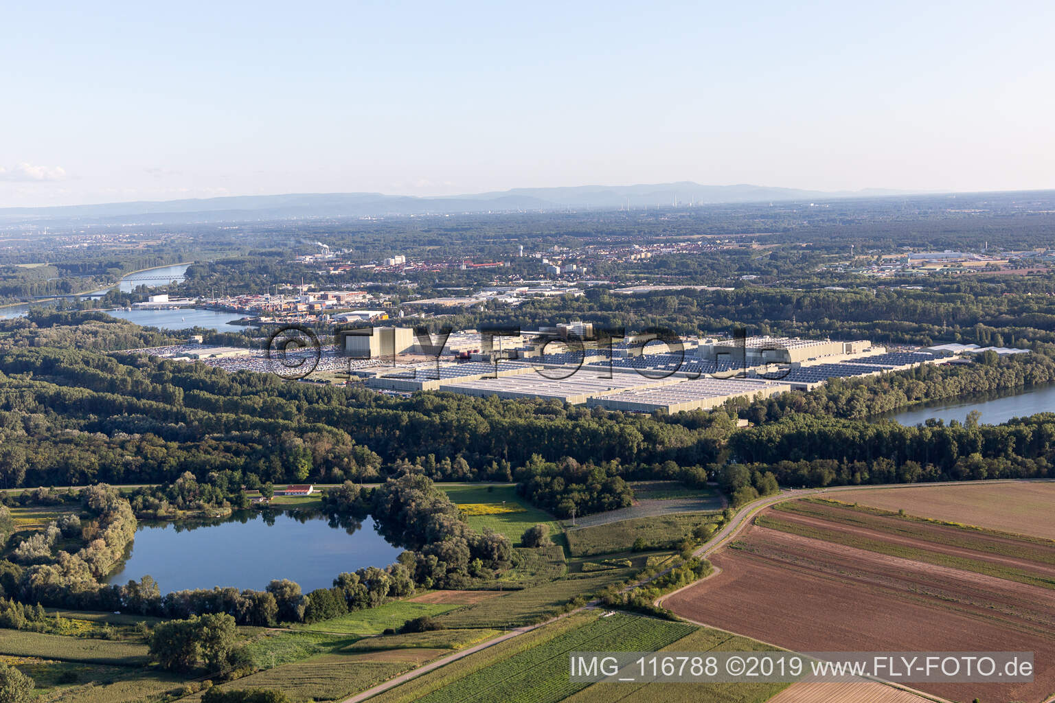 Daimler Global Logistic Center LKW in Germersheim im Bundesland Rheinland-Pfalz, Deutschland