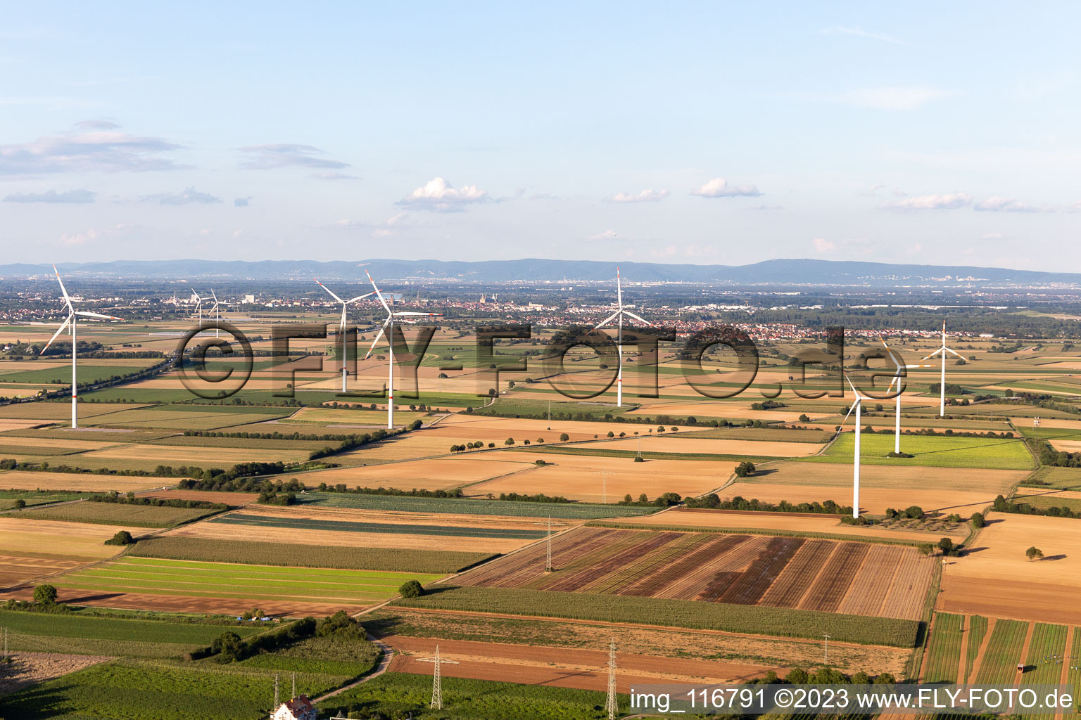 Windkraftanlagen im Ortsteil Heiligenstein in Römerberg im Bundesland Rheinland-Pfalz, Deutschland
