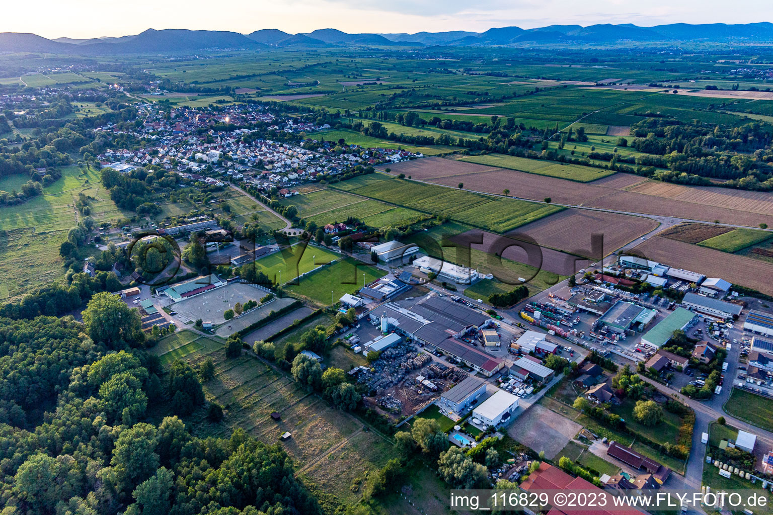 Luftbild von Reit- und Fahrverein e.V im Ortsteil Billigheim in Billigheim-Ingenheim im Bundesland Rheinland-Pfalz, Deutschland