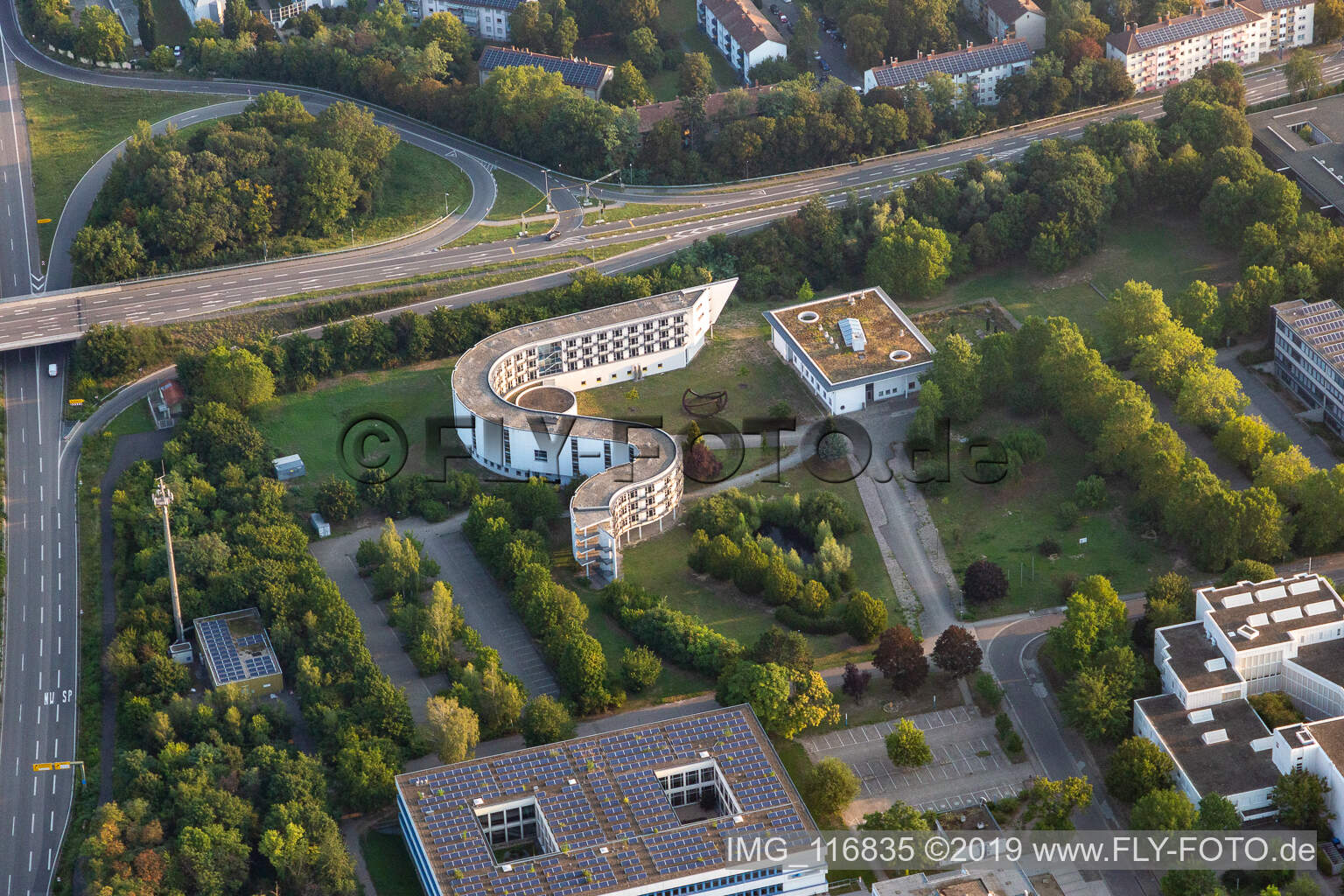 Geschwungener Gebäudekomplex des Pädagogischen Landesinstitut Rheinland-Pfalz in Speyer, Deutschland