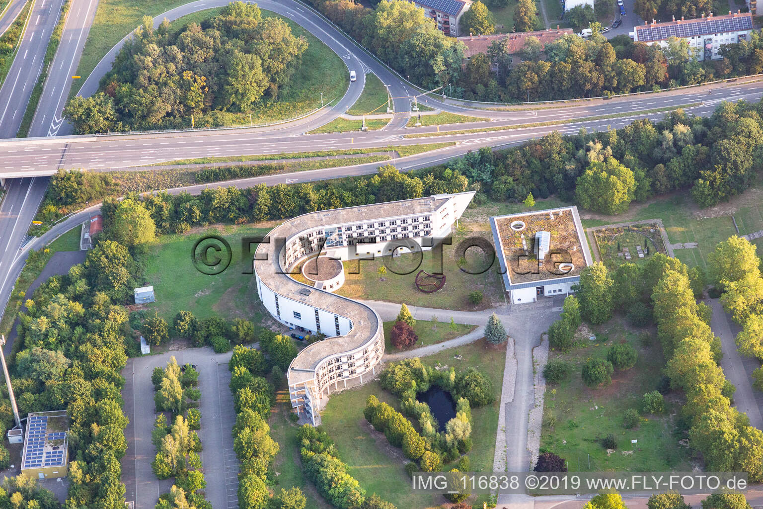 Luftaufnahme von Geschwungener Gebäudekomplex des Pädagogischen Landesinstitut Rheinland-Pfalz in Speyer, Deutschland