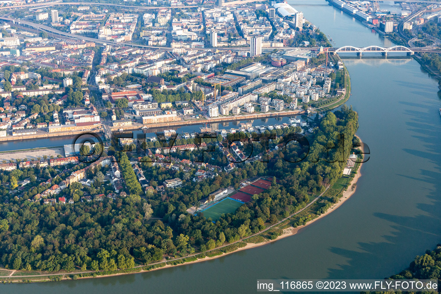 Luftbild von Parkinsel Stadtpark am Rhein im Ortsteil Süd in Ludwigshafen am Rhein im Bundesland Rheinland-Pfalz, Deutschland
