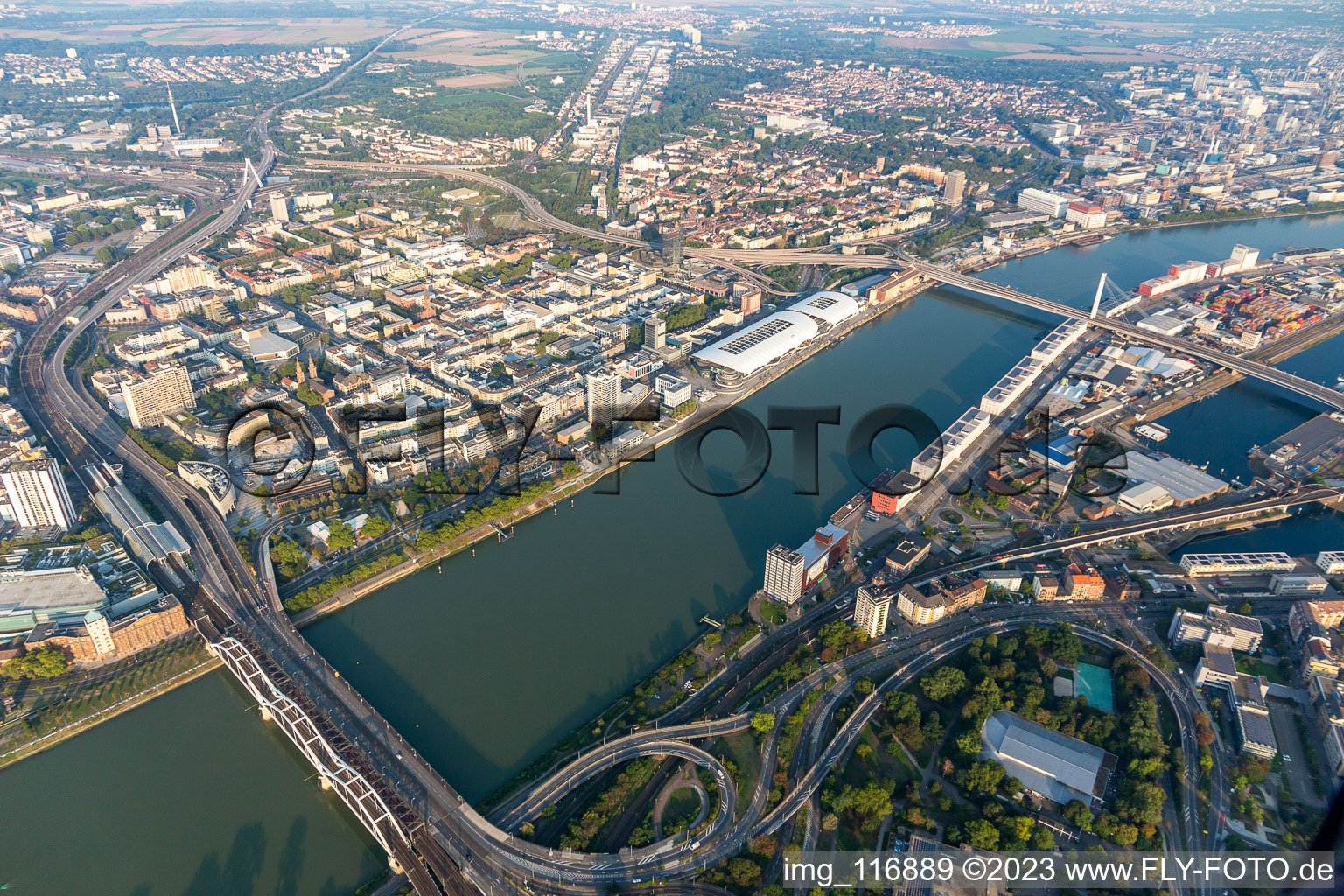 Luftbild von Rheinbrücken zwischen Mannheim und Ludwigshafen mit den abrissreifen, gesperrten Hochstraßen Süd und Nord in Ludwigshafen am Rhein im Ortsteil Mitte im Bundesland Rheinland-Pfalz, Deutschland