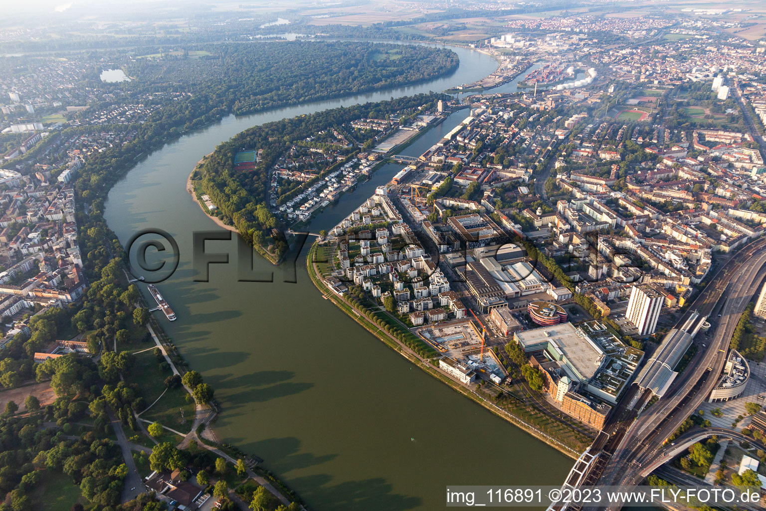 Luftaufnahme von Wohngebiet der Mehrfamilienhaussiedlung an der Rheinpromenade - Rheinallee in Ludwigshafen am Rhein im Ortsteil Süd im Bundesland Rheinland-Pfalz, Deutschland