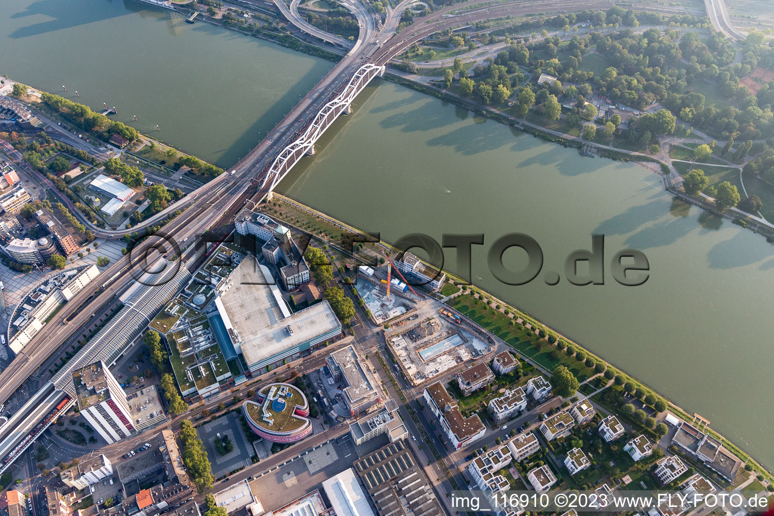 Luftbild von Fluß - Brückenbauwerk der Konradadenauerbrücke für Bahn und B37 über den Rhein in Ludwigshafen am Rhein im Ortsteil Süd im Bundesland Rheinland-Pfalz, Deutschland