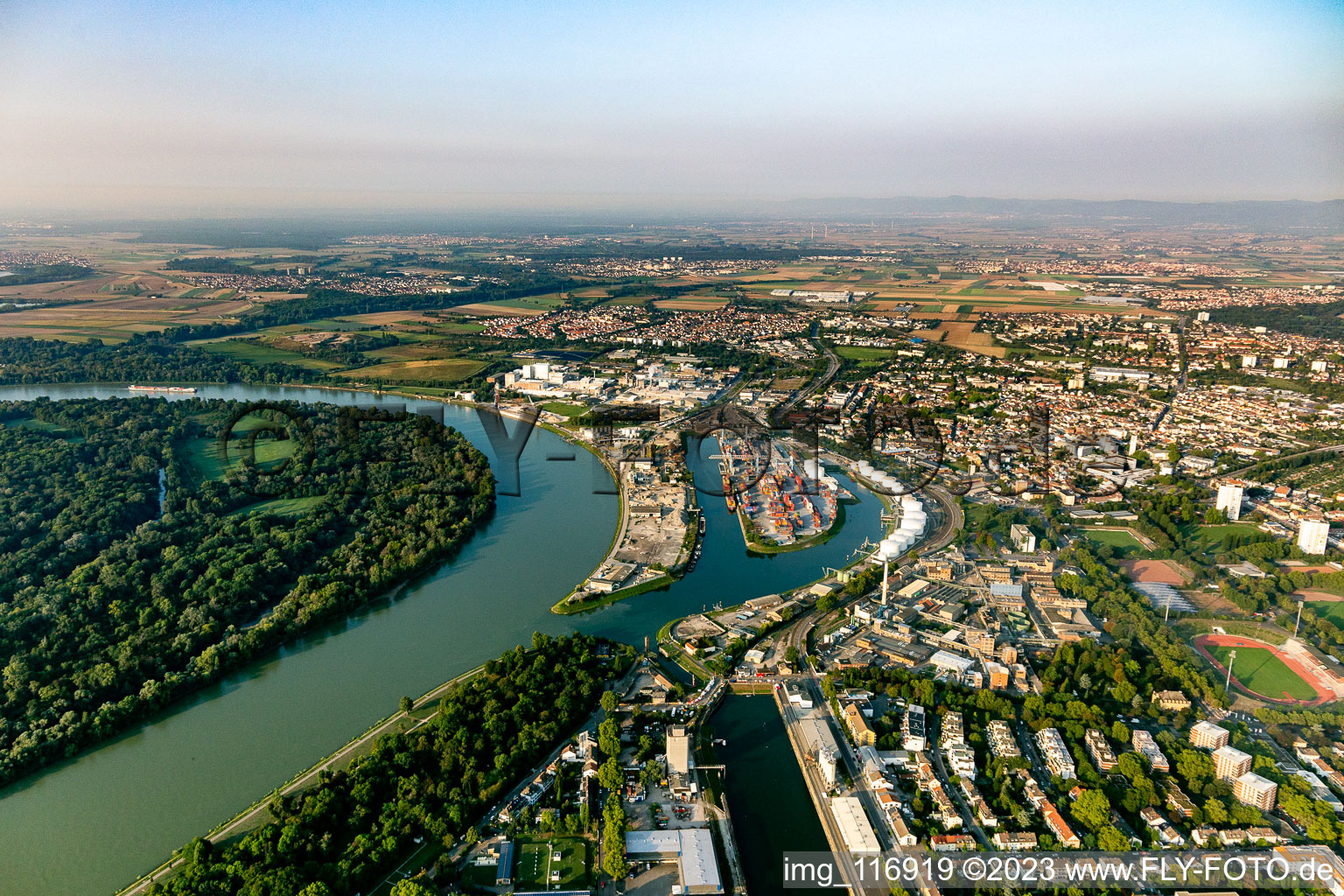 Luftbild von Mundenheimer Kaiserwörth- und Altrheinhafen in Ludwigshafen am Rhein im Bundesland Rheinland-Pfalz, Deutschland