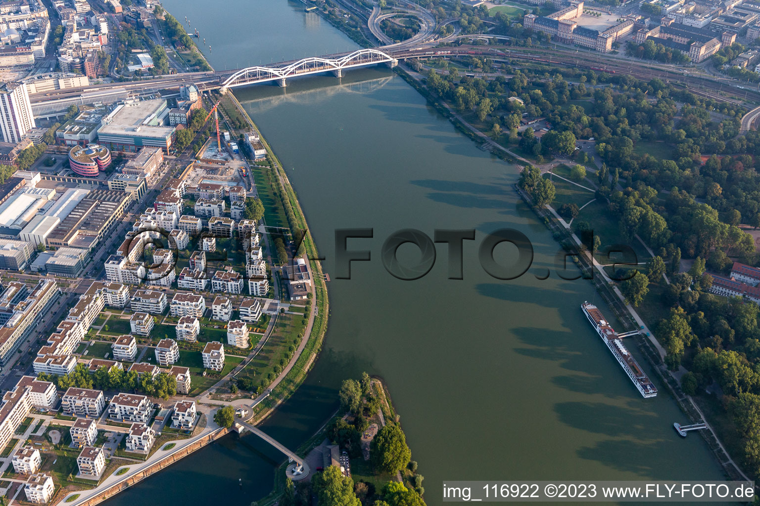 Luftaufnahme von Konradadenauerbrücke für Bahn und B37 über den Rhein im Ortsteil Süd in Ludwigshafen am Rhein im Bundesland Rheinland-Pfalz, Deutschland