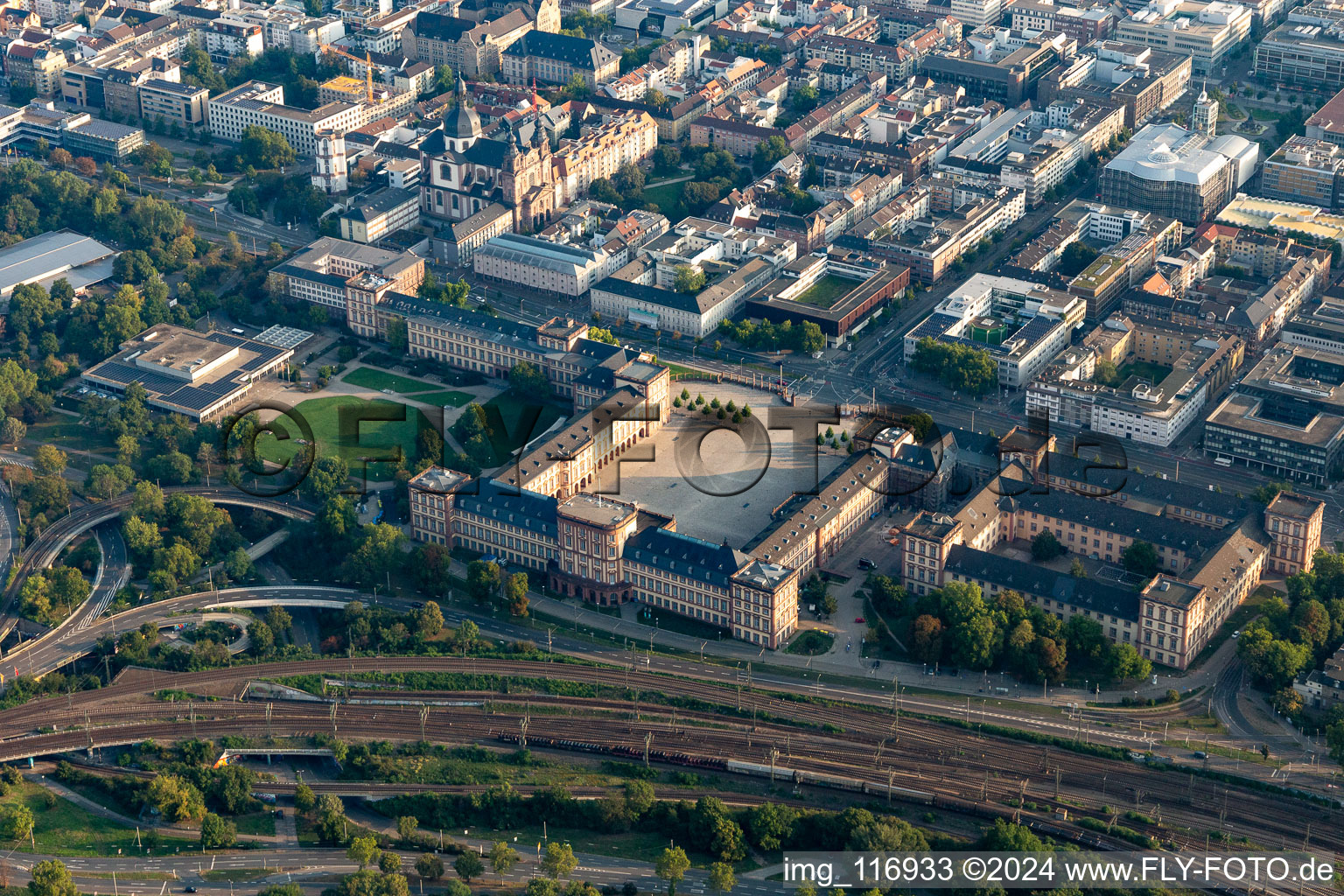 Luftbild von Barockschloss Mannheim in Mannheim im Ortsteil Innenstadt im Bundesland Baden-Württemberg, Deutschland