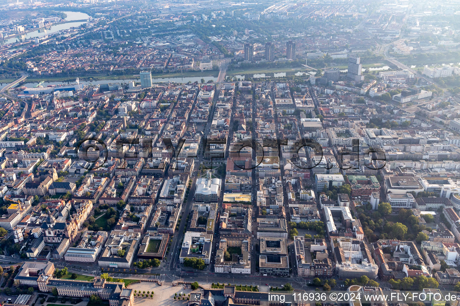 Innenstadtgebiet mit Quadraten zwischen dem Hufeisen-förmigen Ring und dem Schloss in Mannheim im Bundesland Baden-Württemberg, Deutschland