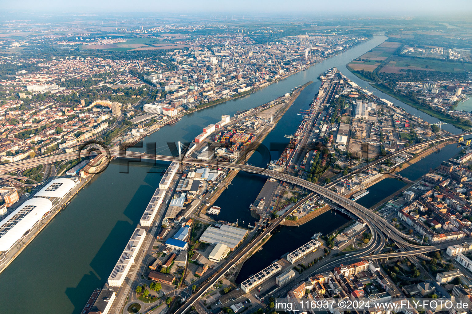 Kaianlagen und Schiffs- Anlegestellen am Hafenbecken des Binnenhafen Rheinhafen und Kurt-Schuhmacherbrücke für die B44 über den Rhein nach Ludwigshafen in Mannheim im Ortsteil Innenstadt im Bundesland Baden-Württemberg, Deutschland