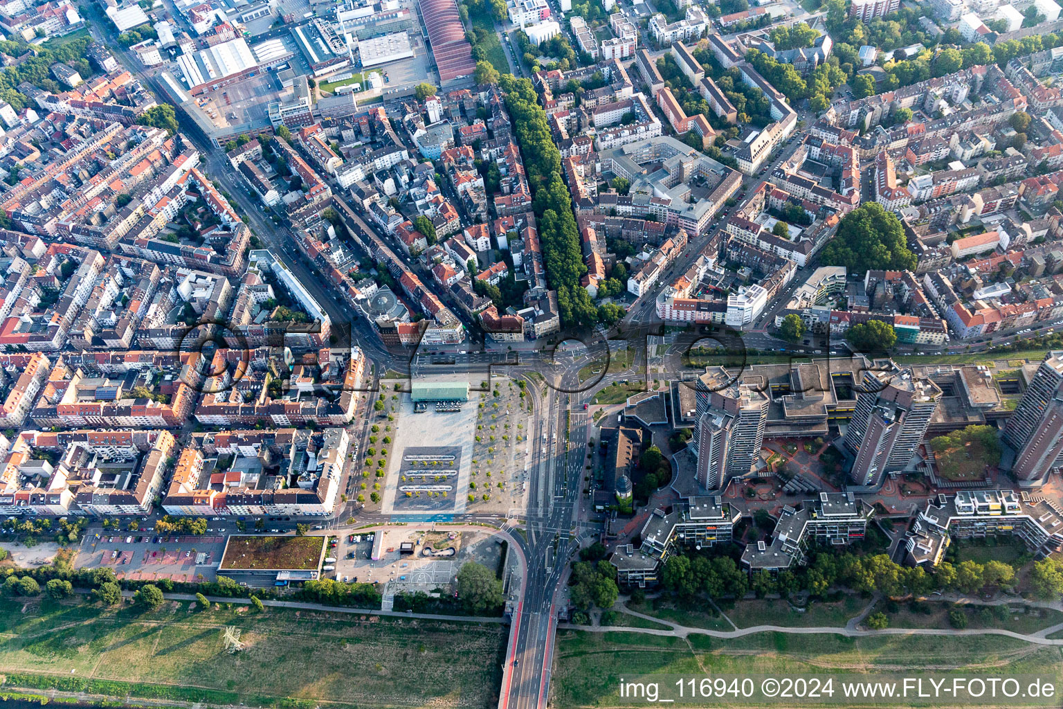 Platz- Ensemble des Alten Messplatz in der Neckarstadt im Innenstadt- Zentrum in Mannheim im Ortsteil Neckarstadt-Ost im Bundesland Baden-Württemberg, Deutschland