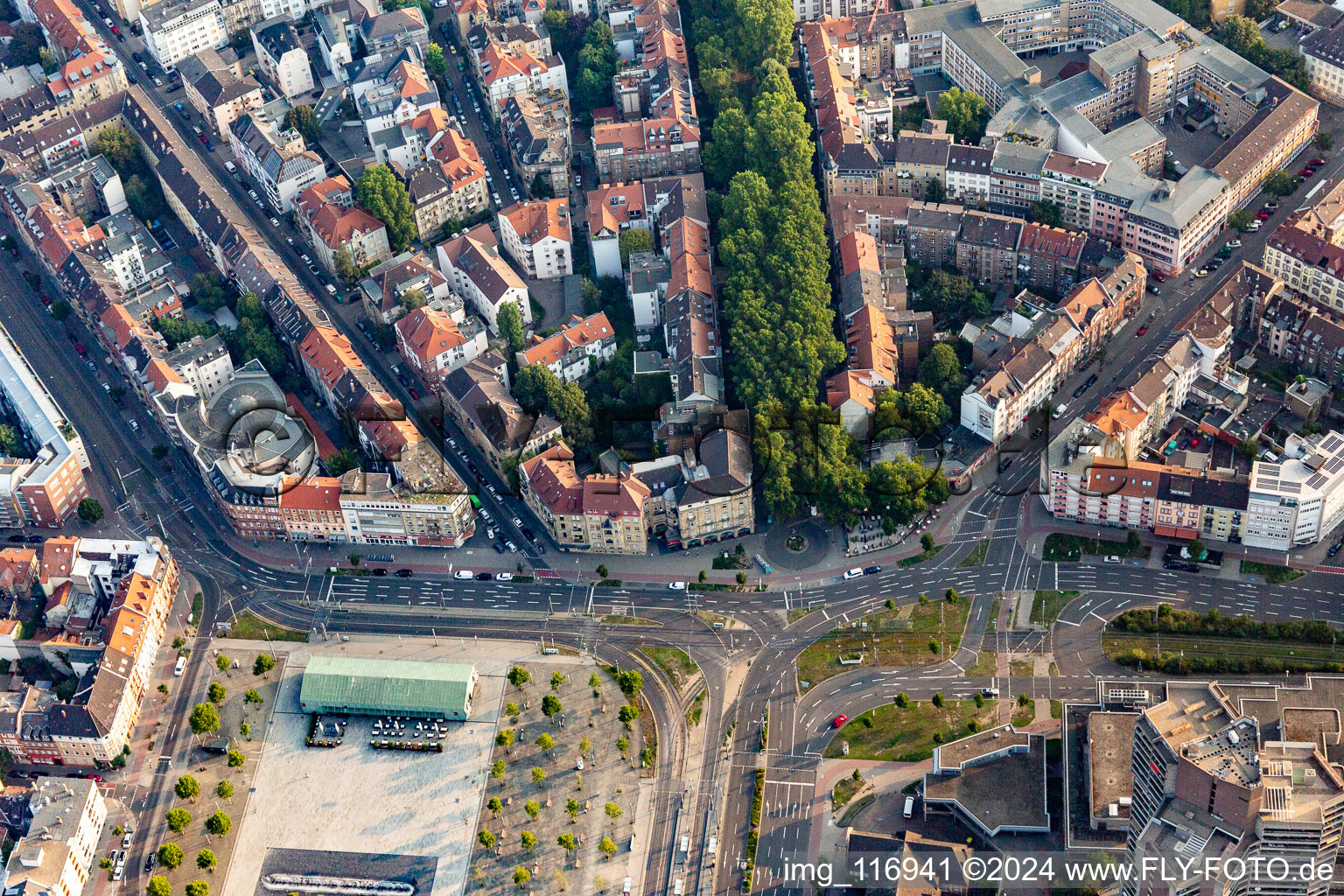 Alter Meßplatz und Kulturzentrum Alte Feuerwache an den Neckarwiesen in der Neckarstadt im Innenstadt- Zentrum in Mannheim im Ortsteil Neckarstadt-Ost im Bundesland Baden-Württemberg, Deutschland