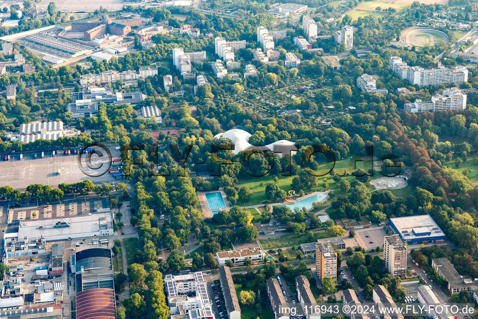 Herzogenriedpark im Ortsteil Neckarstadt-Ost in Mannheim im Bundesland Baden-Württemberg, Deutschland