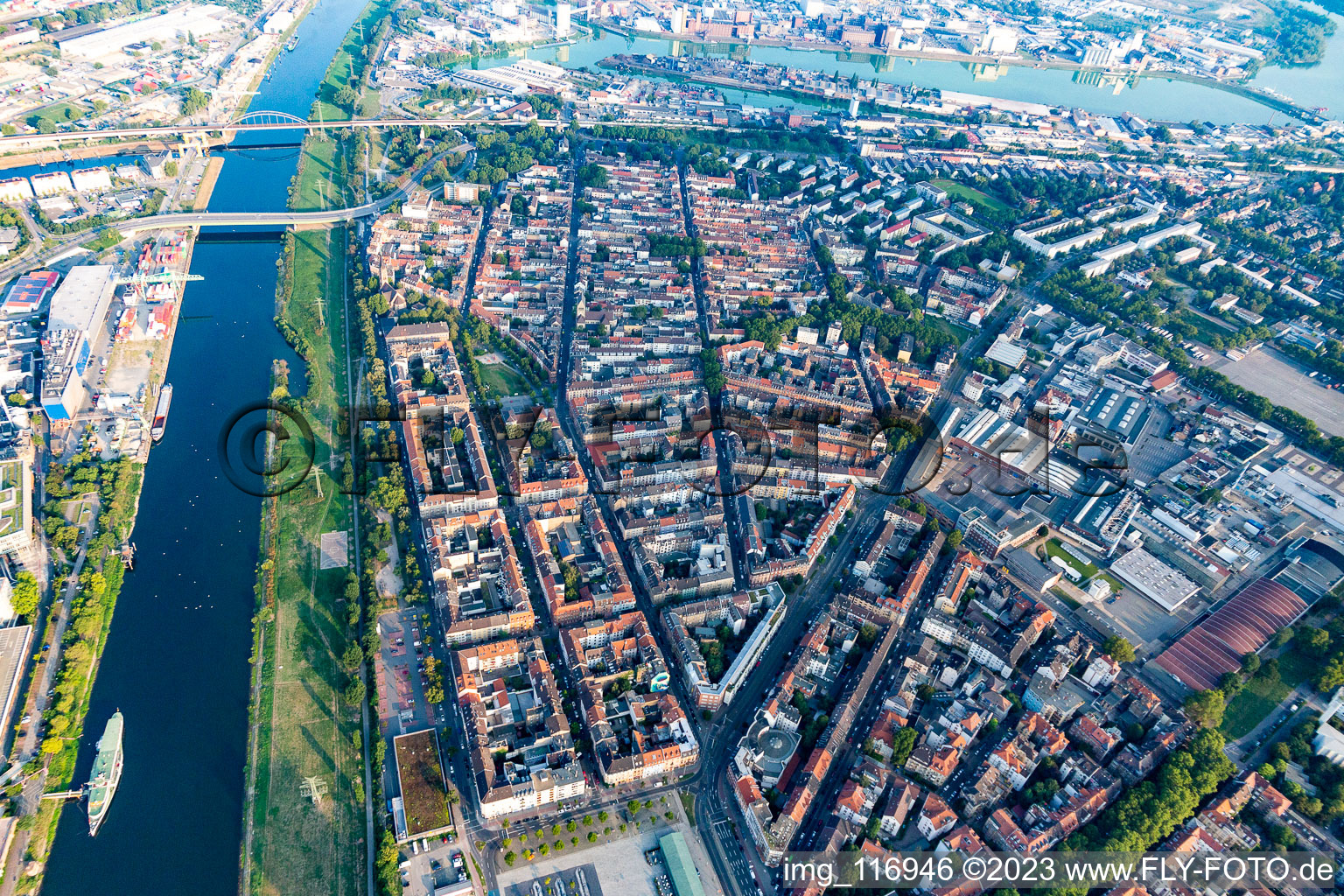 Luftbild von Stadtteil Neckarstadt-West zwischen Altrhein und Neckar in Mannheim im Ortsteil Neckarstadt-Ost im Bundesland Baden-Württemberg, Deutschland