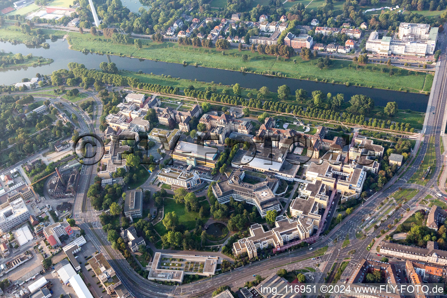 Luftbild von Klinikgelände des Krankenhauses der Universitätsklinik und dem Klinikum Mannheim am Ufer des Neckar in Mannheim im Ortsteil Neckarstadt-Ost im Bundesland Baden-Württemberg, Deutschland