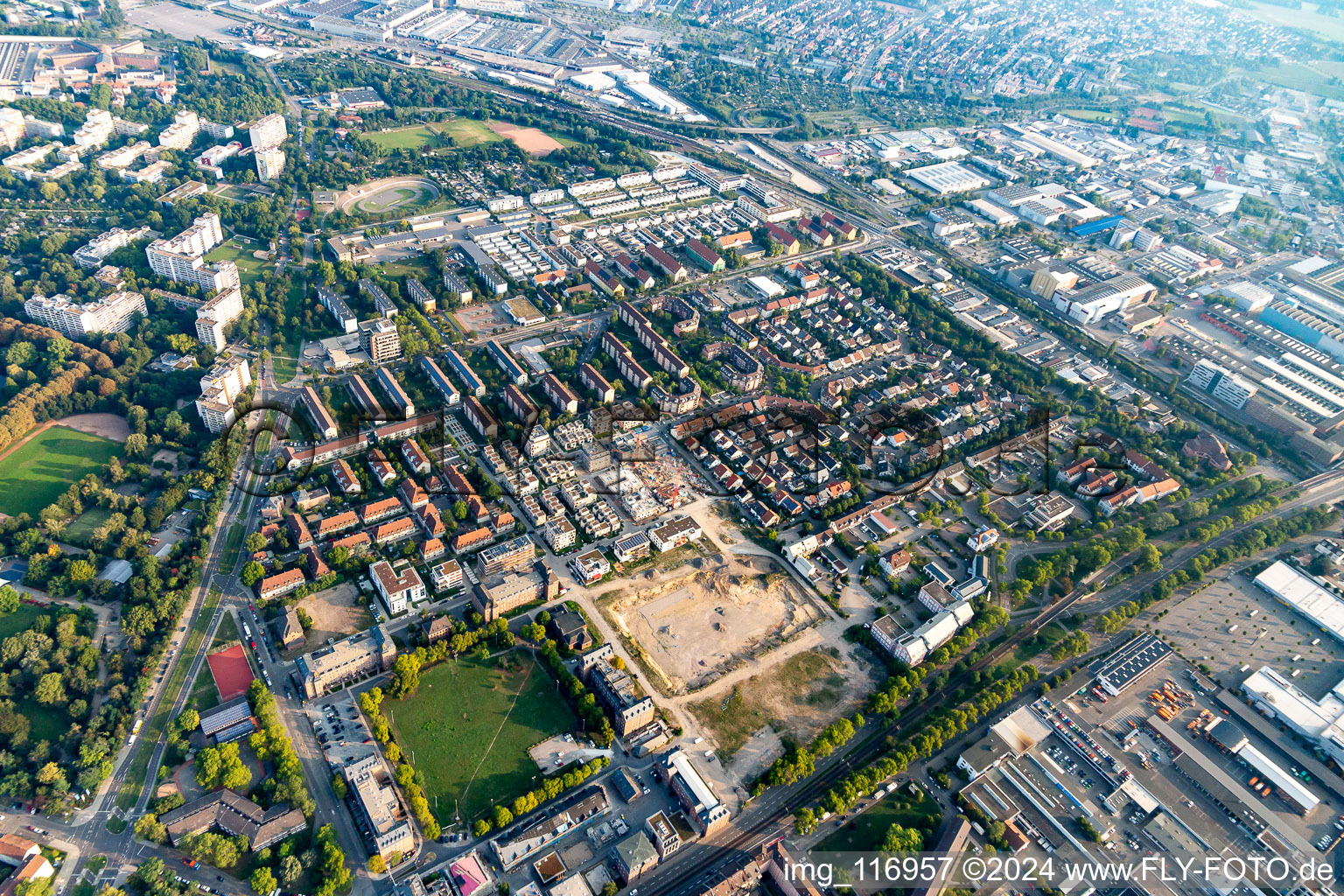 Schrägluftbild von Homerun, ehemalige Turley US-Kasernen im Ortsteil Neckarstadt-Ost in Mannheim im Bundesland Baden-Württemberg, Deutschland