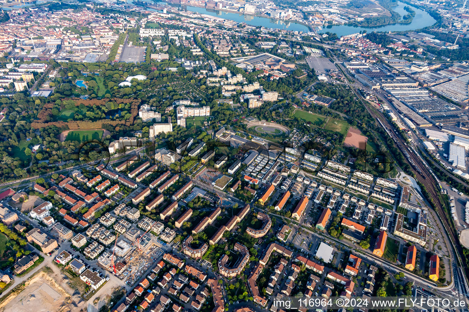 Neckarstadt Ost, Herzogenriedpark im Ortsteil Neckarstadt-Ost in Mannheim im Bundesland Baden-Württemberg, Deutschland