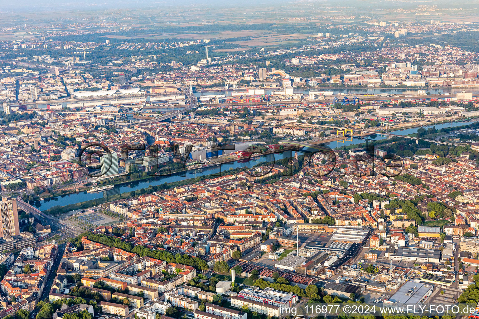 Luftaufnahme von Stadtteil Neckarstadt-West zwischen Altrhein und Neckar in Mannheim im Ortsteil Neckarstadt-Ost im Bundesland Baden-Württemberg, Deutschland