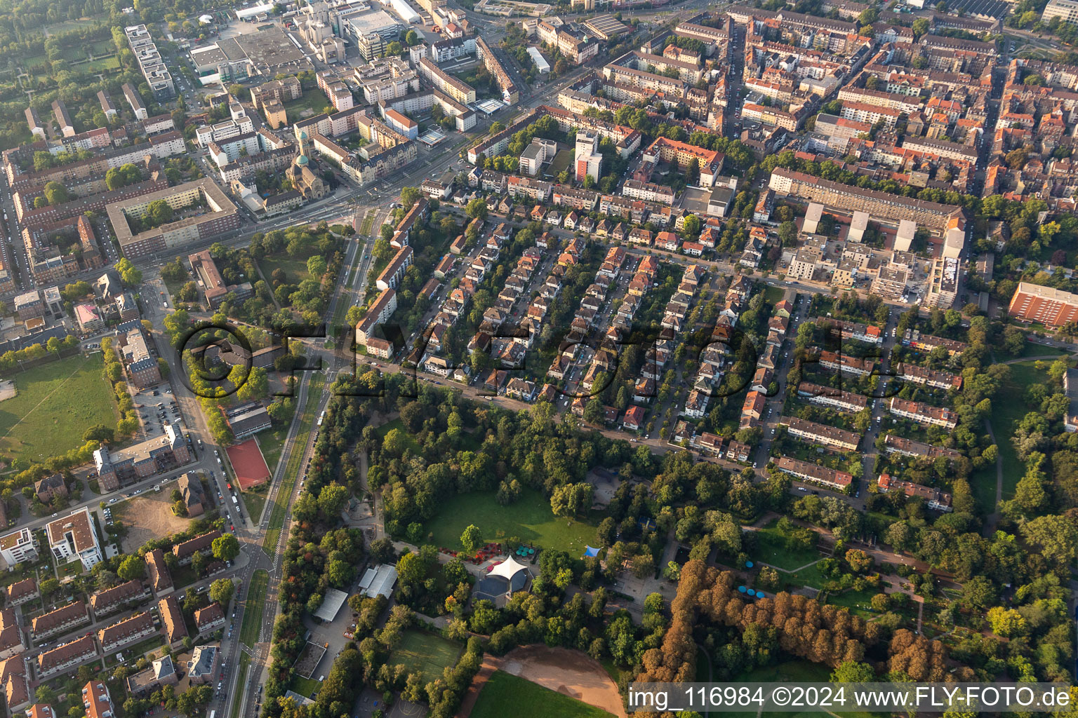 Parkanlage Herzogenriedpark im Stadtteil Neckarstadt Ost in Mannheim im Ortsteil Neckarstadt-Ost im Bundesland Baden-Württemberg, Deutschland