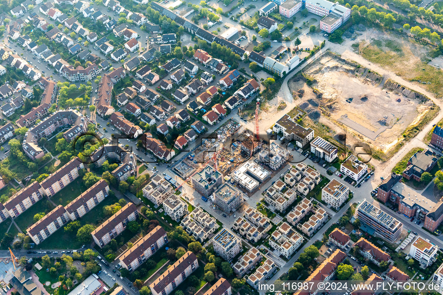 Wohngebiets-Baustelle für Mehrfamilienhäuser-Neubau HOMERUN TURLEY auf dem Geländer der ehemaligen US-Kaserne im Ortsteil Neckarstadt-Ost in Mannheim im Bundesland Baden-Württemberg, Deutschland