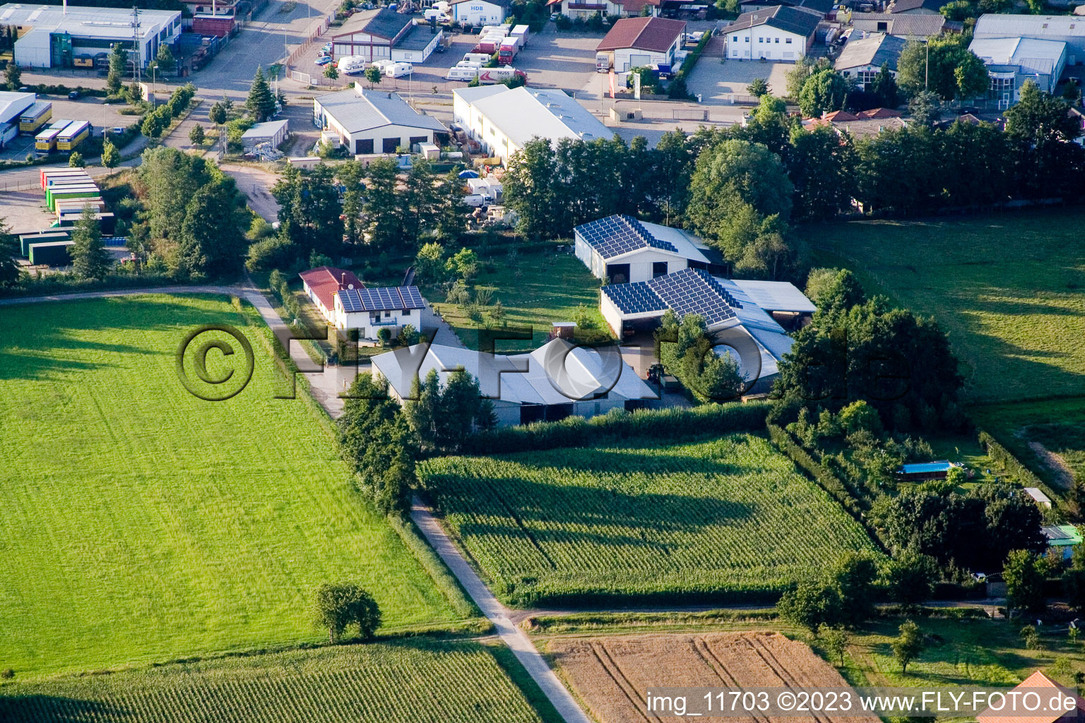 Luftaufnahme von Kandel-Minderslachen in den Rötzwiesen, Hof Fam. Kerth im Bundesland Rheinland-Pfalz, Deutschland