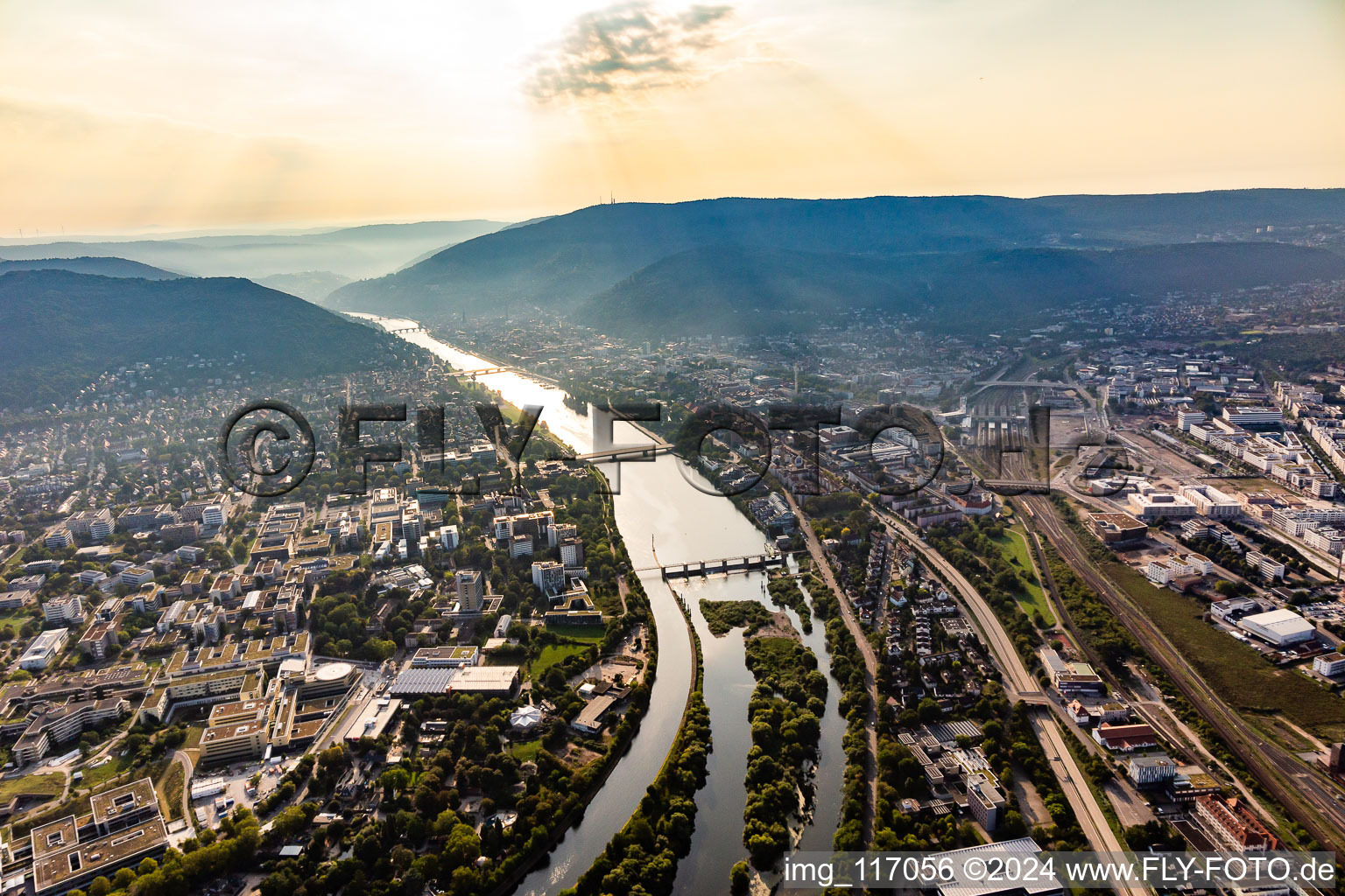 Luftbild von 2 Schleusen und 2 Brücken über den Neckar in Heidelberg im Ortsteil Bergheim im Bundesland Baden-Württemberg, Deutschland
