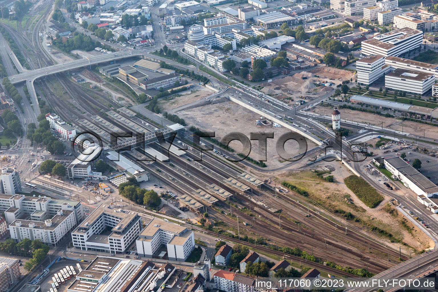 Gleisverlauf und Gebäude des Hauptbahnhofes der Deutschen Bahn in Heidelberg im Ortsteil Weststadt im Bundesland Baden-Württemberg, Deutschland