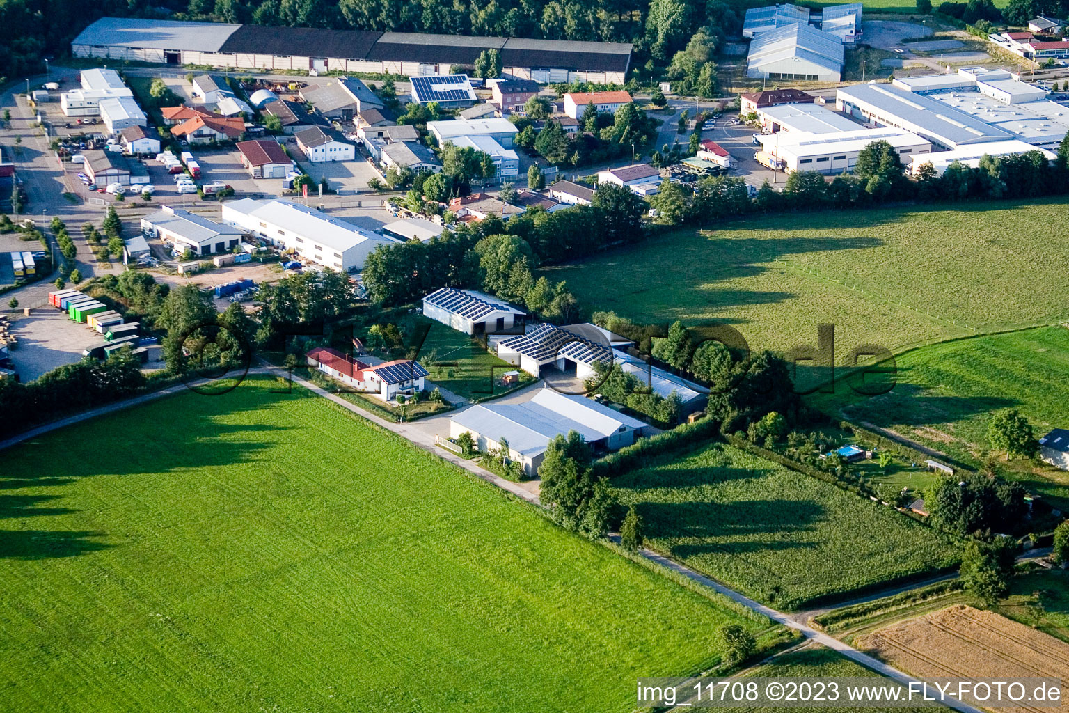 Kandel-Minderslachen in den Rötzwiesen, Hof Fam. Kerth im Bundesland Rheinland-Pfalz, Deutschland aus der Luft