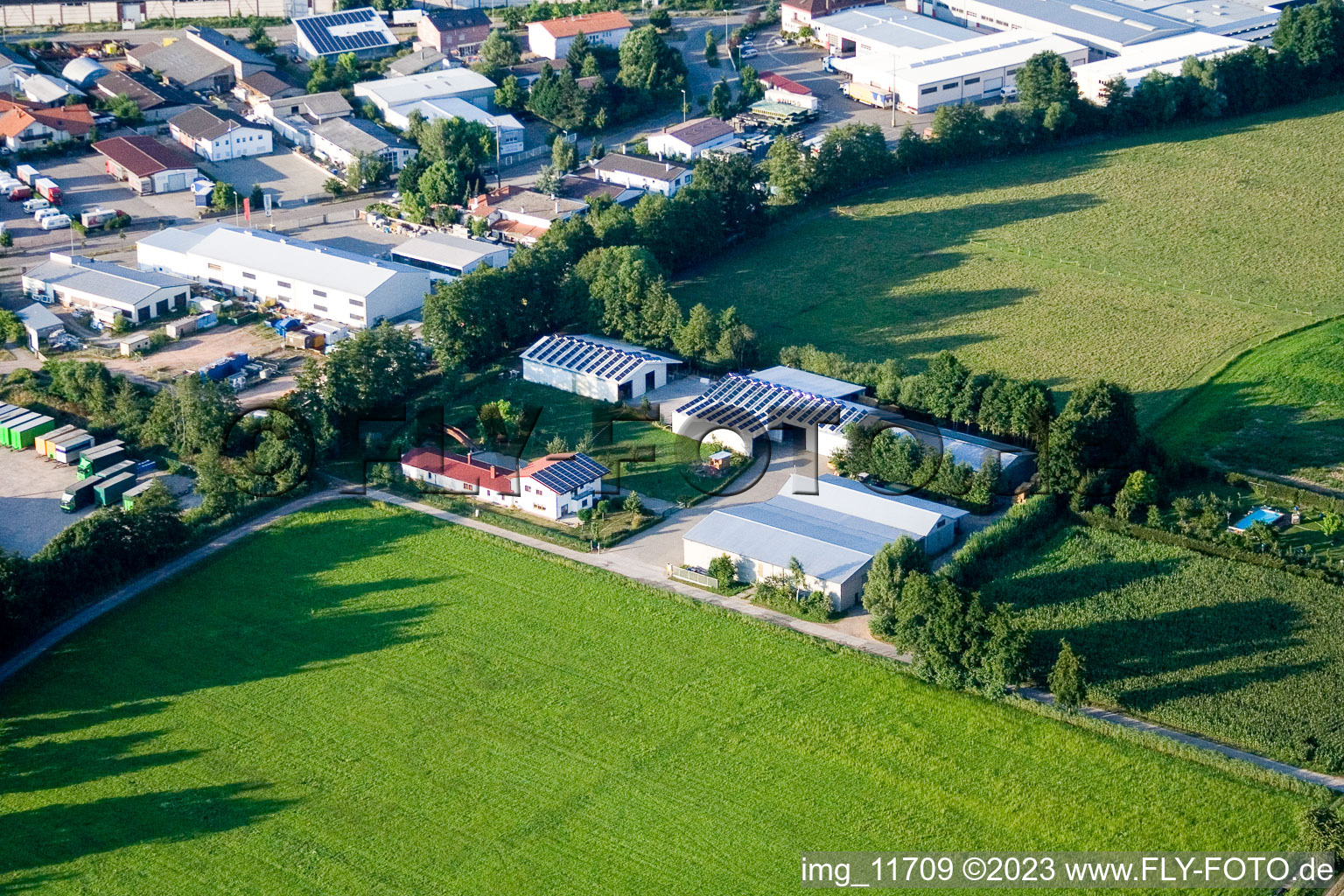 Kandel-Minderslachen in den Rötzwiesen, Hof Fam. Kerth im Bundesland Rheinland-Pfalz, Deutschland von oben gesehen