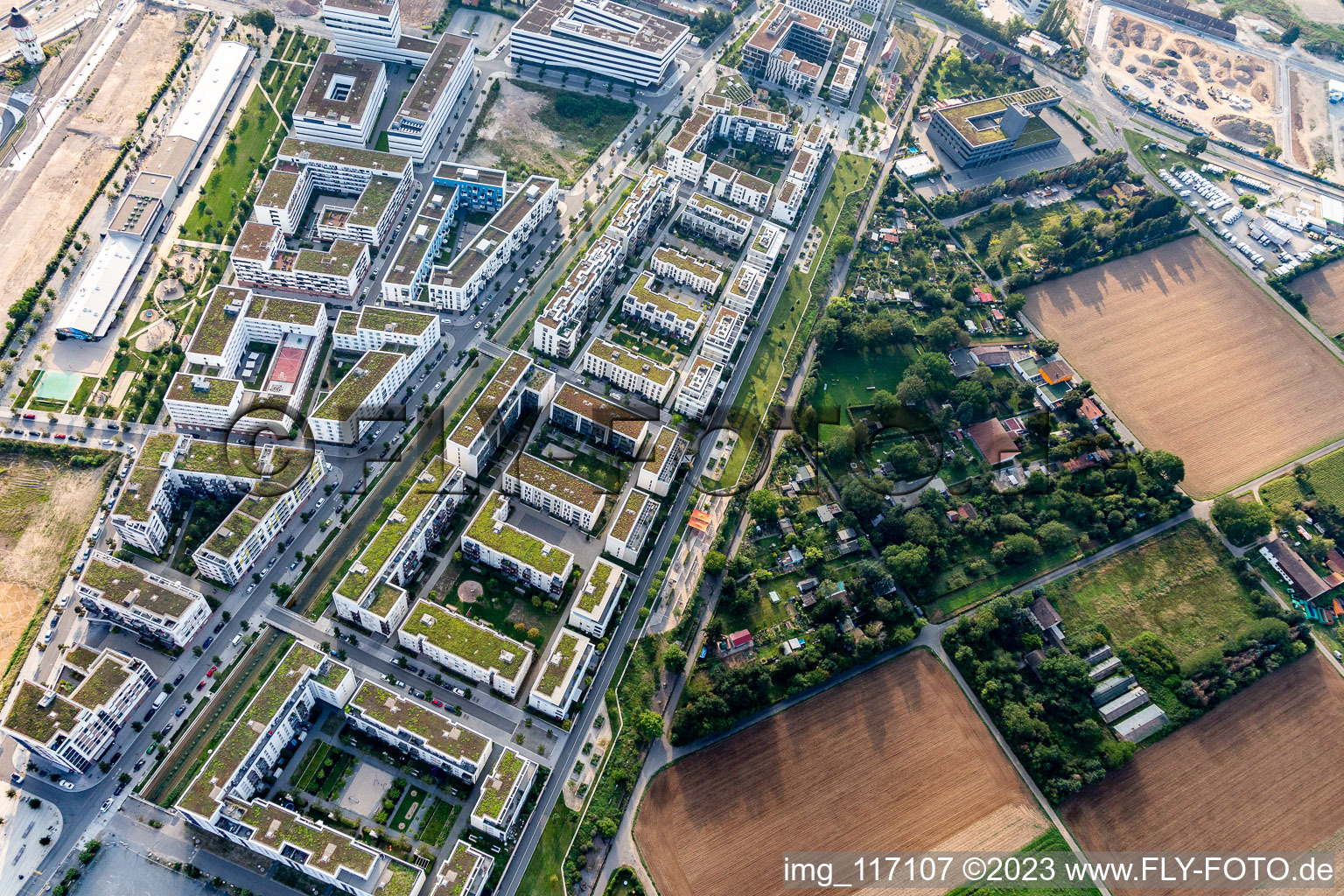 Luftbild von Wohngebiet der Mehrfamilienhaussiedlung an der Marie-Baum-Straße - Grüne Meile - Eppelheimer Straße im Ortsteil Bahnstadt in Heidelberg im Bundesland Baden-Württemberg, Deutschland