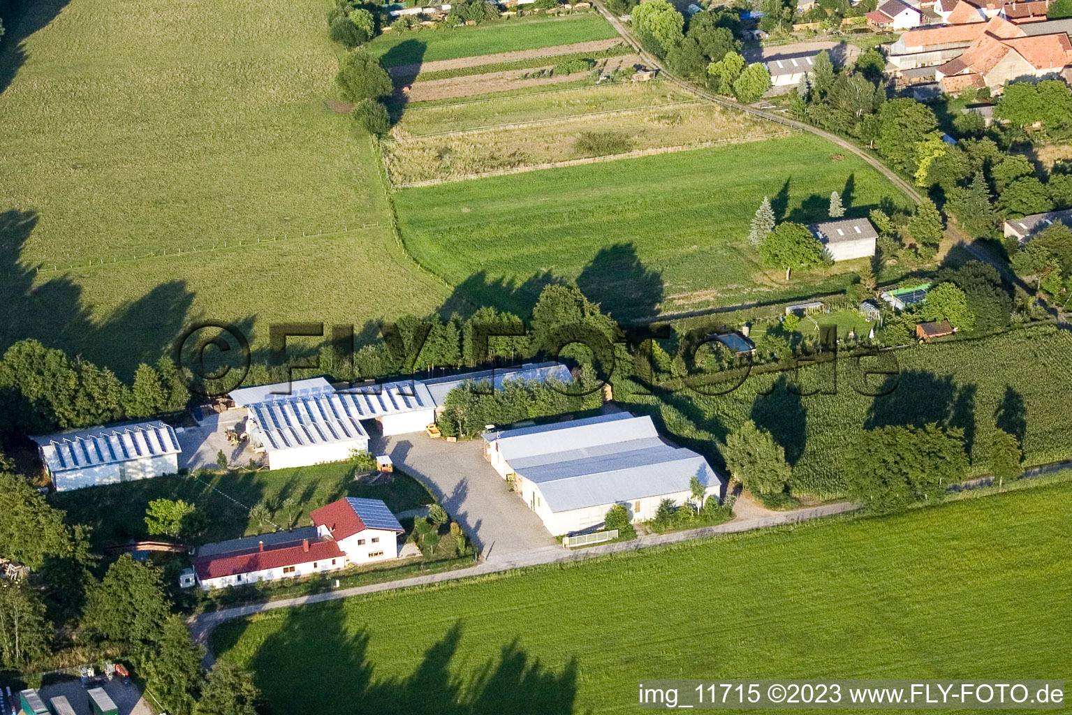 Kandel-Minderslachen in den Rötzwiesen, Hof Fam. Kerth im Bundesland Rheinland-Pfalz, Deutschland aus der Drohnenperspektive