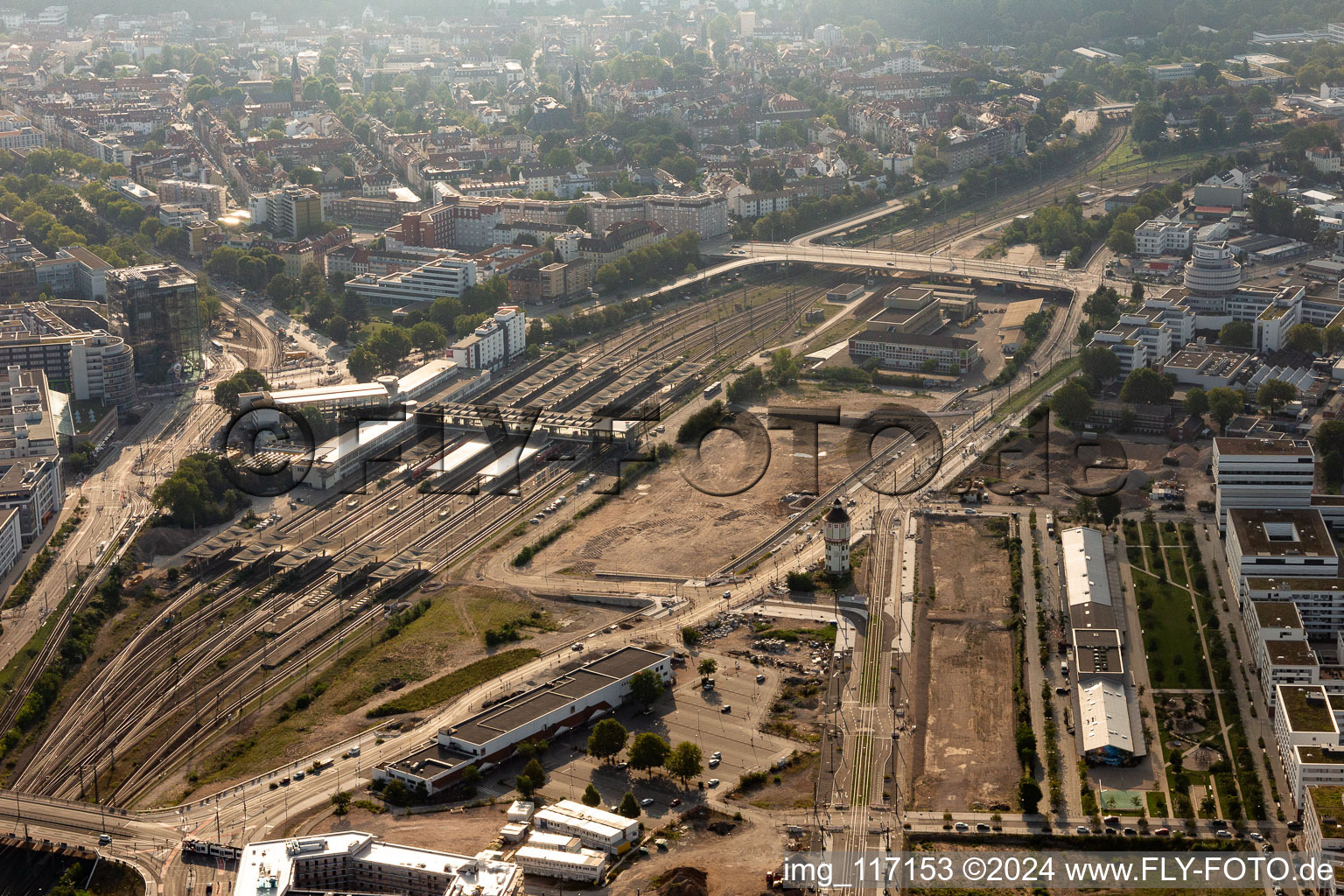 Luftbild von Gleisverlauf und Gebäude des Hauptbahnhofes der Deutschen Bahn in Heidelberg im Ortsteil Weststadt im Bundesland Baden-Württemberg, Deutschland