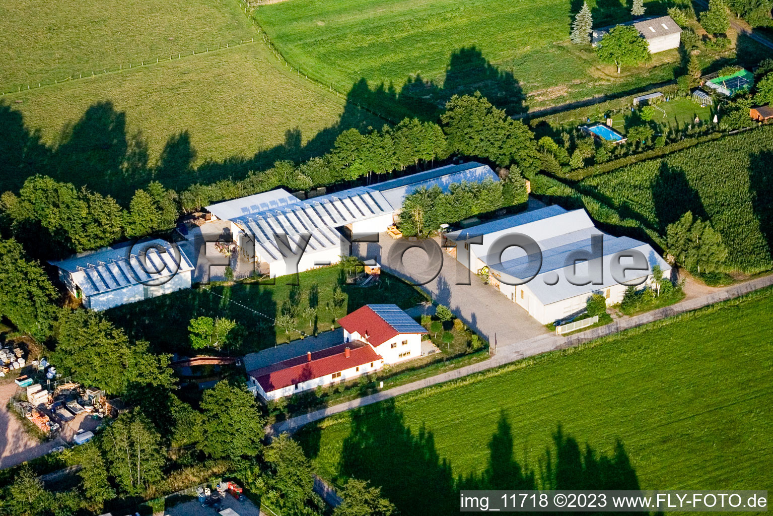 Kandel-Minderslachen in den Rötzwiesen, Hof Fam. Kerth im Bundesland Rheinland-Pfalz, Deutschland von einer Drohne aus