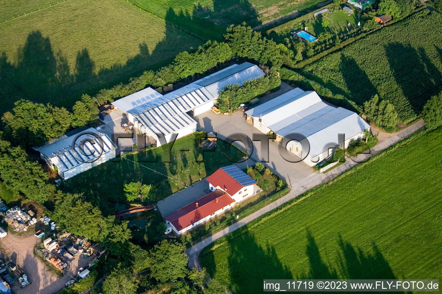 Kandel-Minderslachen in den Rötzwiesen, Hof Fam. Kerth im Bundesland Rheinland-Pfalz, Deutschland von der Drohne aus gesehen