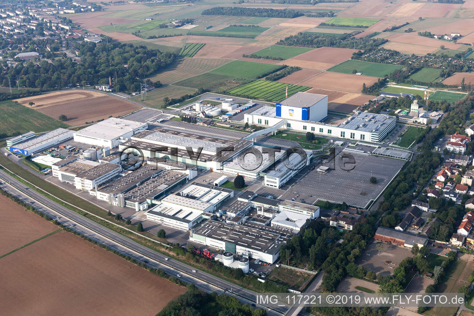 Gebäude und Produktionshallen auf dem Werksgelände Rudolf Wild GmbH & Co. KG (Capri-Sonne) in Eppelheim im Bundesland Baden-Württemberg, Deutschland von oben