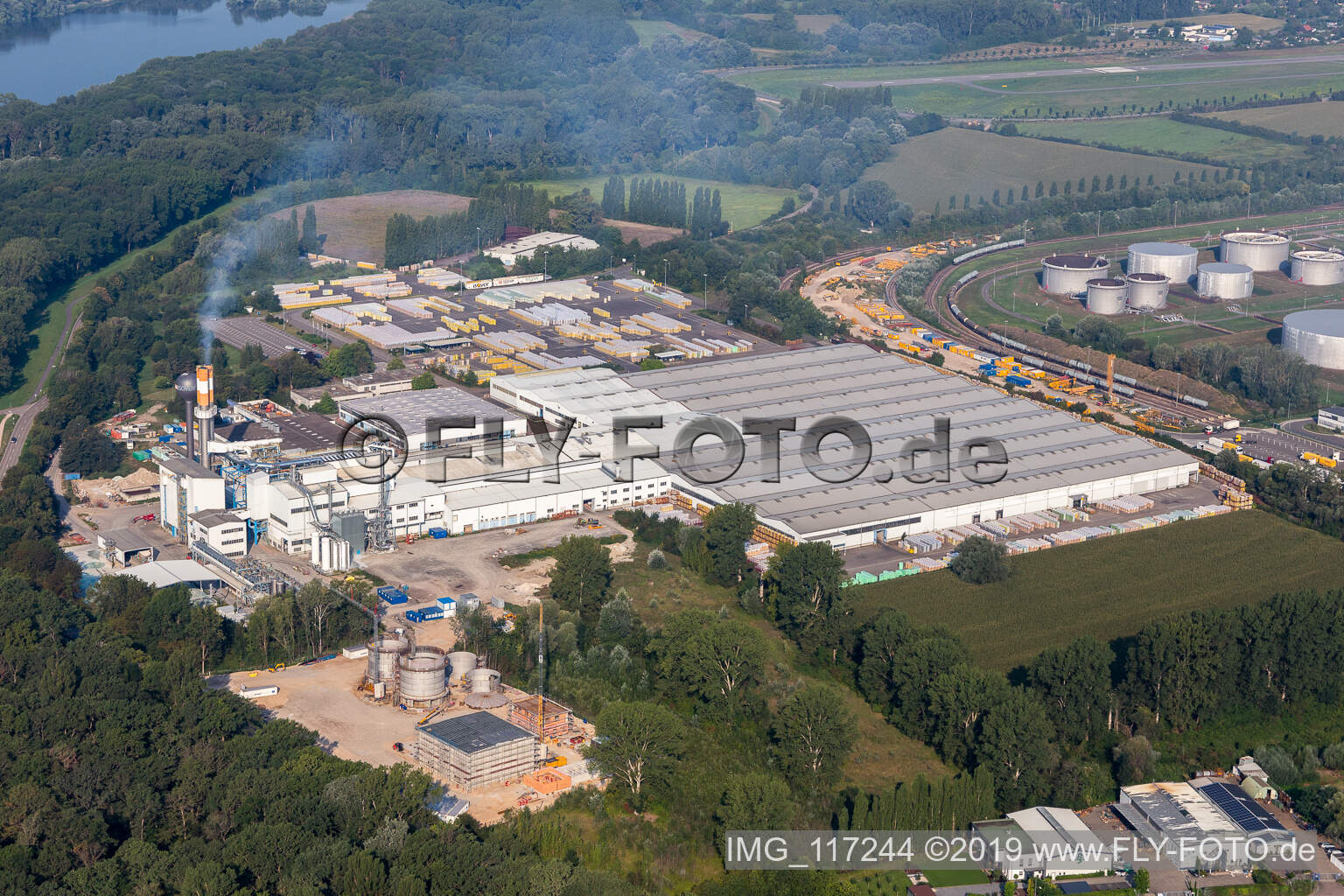 Luftbild von Gebäude und Produktionshallen auf dem Werksgelände des Dämmstoff- und Chemieproduzenten Saint-Gobain Isover G+H AG in Speyer im Bundesland Rheinland-Pfalz, Deutschland