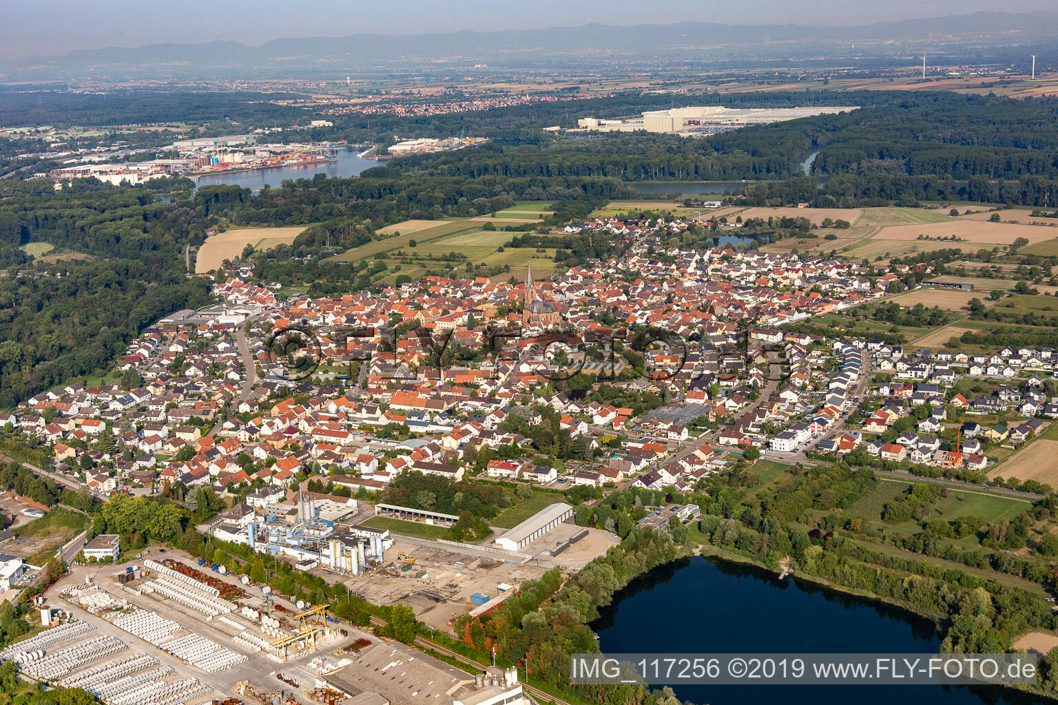 Luftaufnahme von Ortsansicht der Straßen und Häuser der Wohngebiete in Rheinsheim in Philippsburg im Bundesland Baden-Württemberg, Deutschland