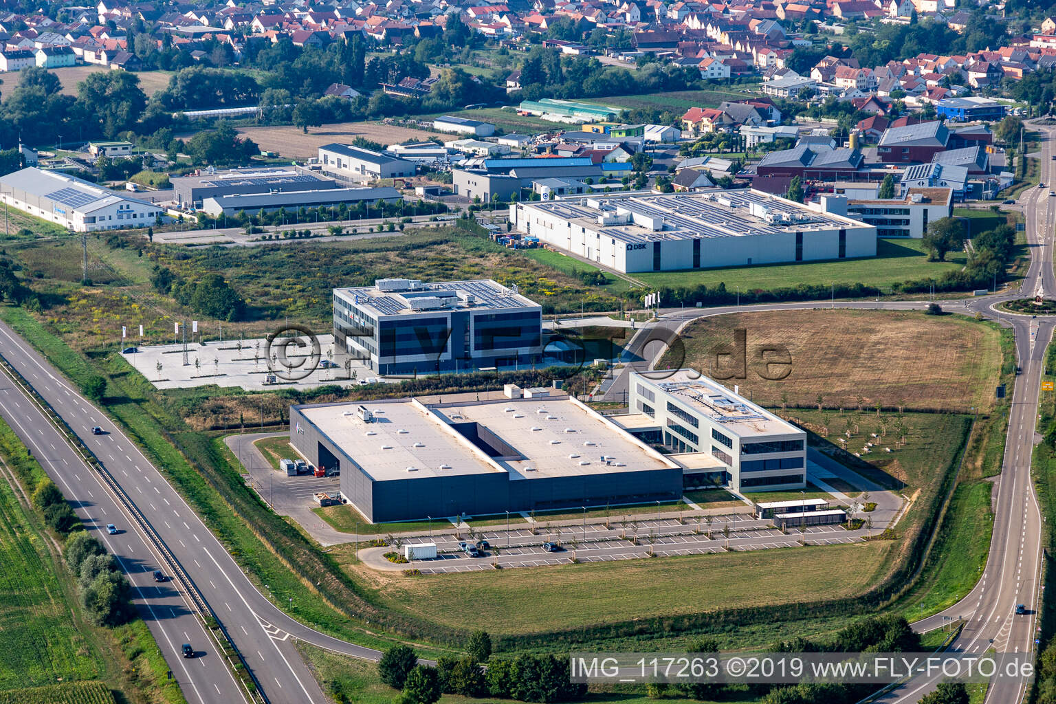 Luftaufnahme von Neubau - Baustelle an den Gebäuden und Produktionshallen des Werksgelände der Eizo GmbH auf dem Gewerbegebiet Nord in Rülzheim im Bundesland Rheinland-Pfalz, Deutschland