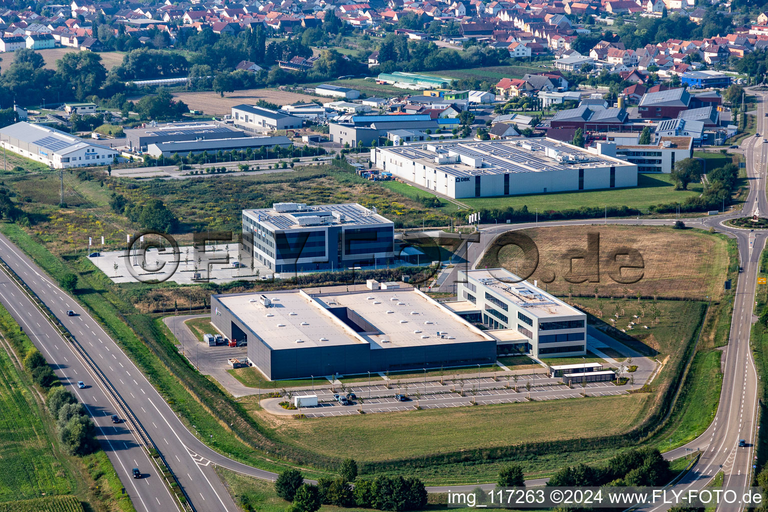 Luftaufnahme von Neubau - Baustelle an den Gebäuden und Produktionshallen des Werksgelände der Eizo GmbH auf dem Gewerbegebiet Nord in Rülzheim im Bundesland Rheinland-Pfalz, Deutschland