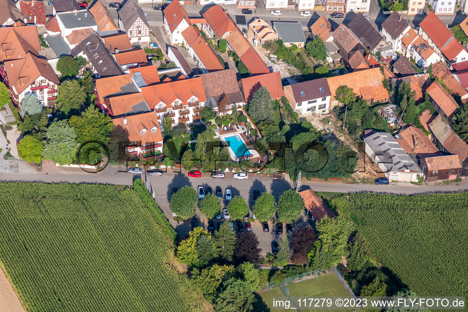 Luftaufnahme von Hotel Restaurant Krone im Ortsteil Hayna in Herxheim bei Landau/Pfalz im Bundesland Rheinland-Pfalz, Deutschland