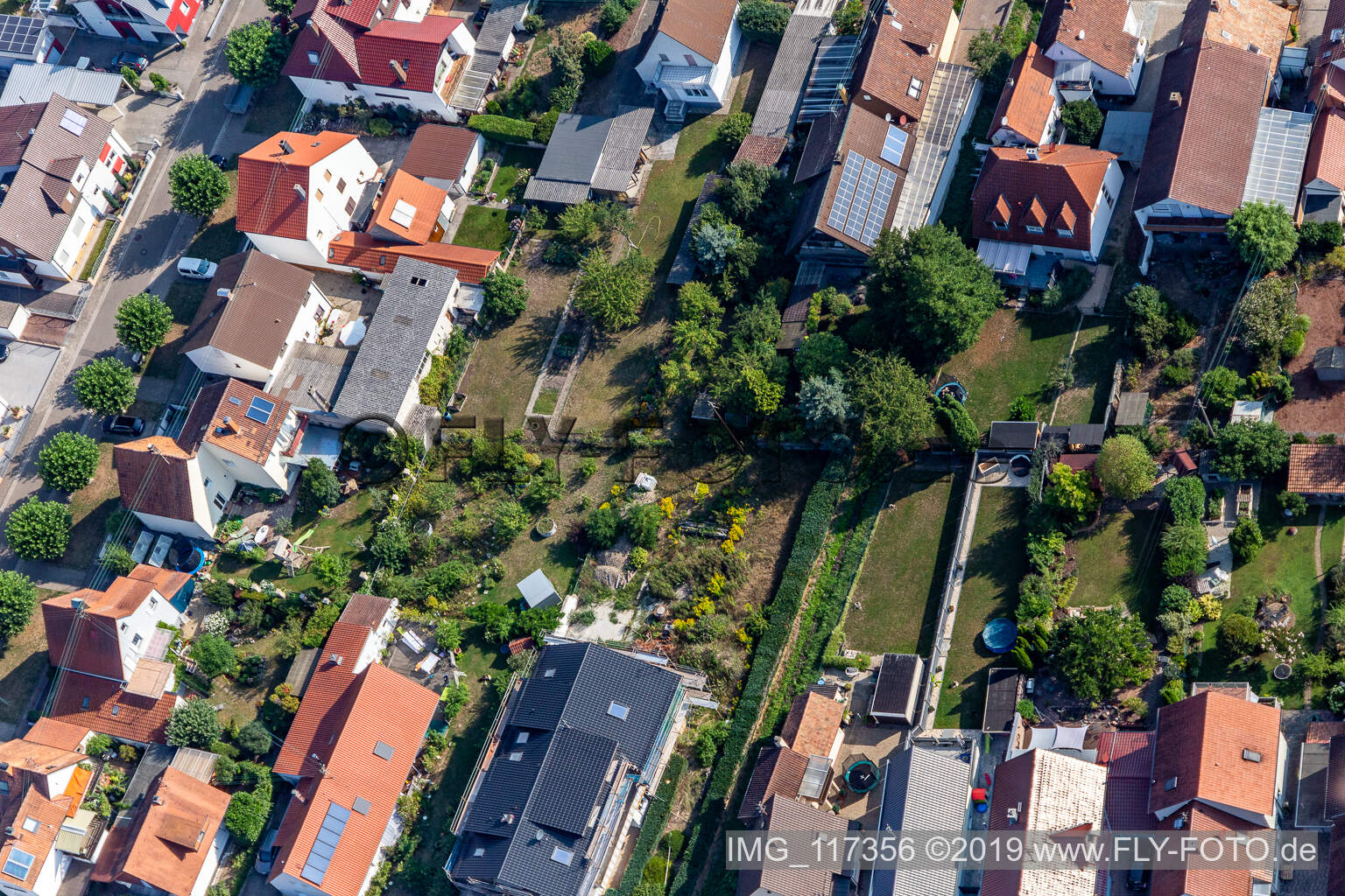 Siedlung in Kandel im Bundesland Rheinland-Pfalz, Deutschland von der Drohne aus gesehen