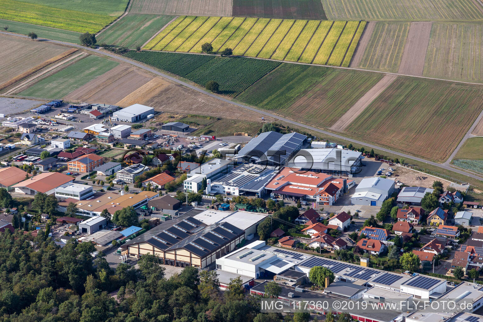 Schrägluftbild von Gewerbergebiet Im Gereut, HGGS LaserCUT GmbH & Co. KG in Hatzenbühl im Bundesland Rheinland-Pfalz, Deutschland
