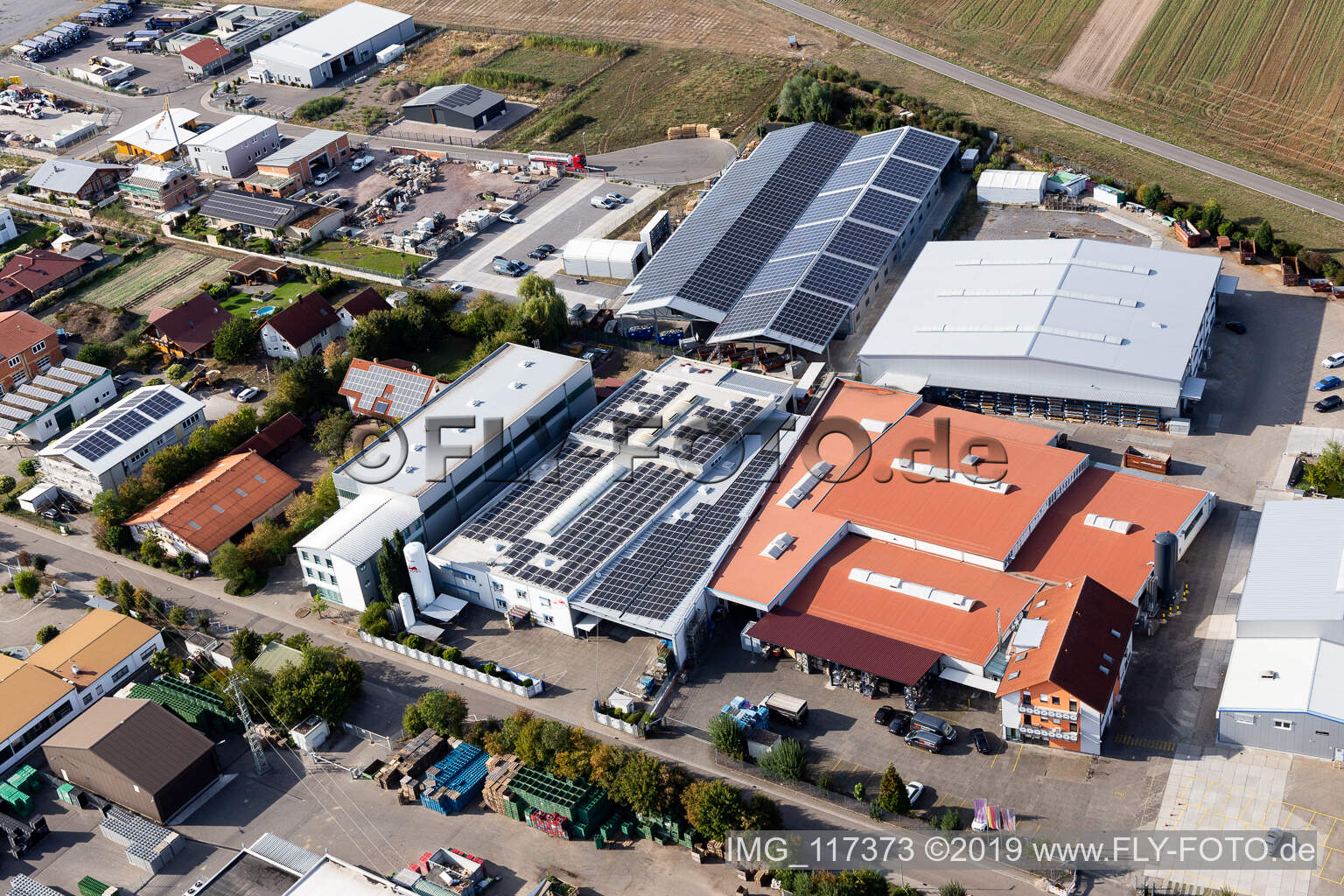 Drohnenaufname von Gewerbergebiet Im Gereut, HGGS LaserCUT GmbH & Co. KG in Hatzenbühl im Bundesland Rheinland-Pfalz, Deutschland