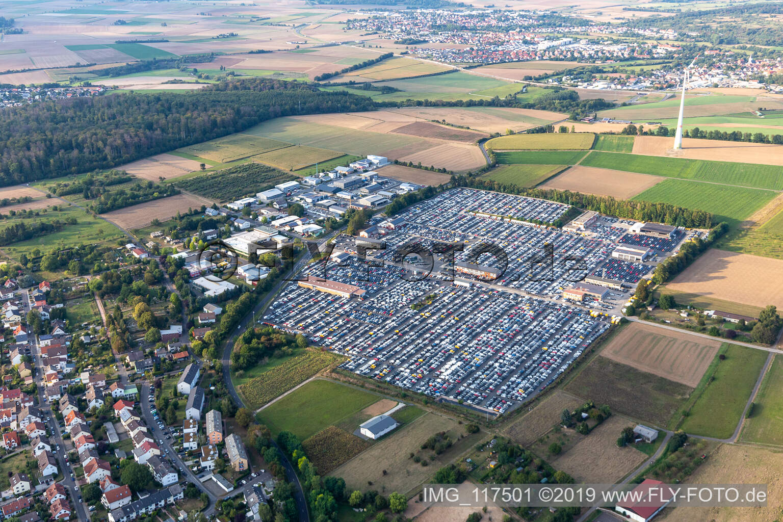 Luftbild von Parkplatz und Abstellfläche für Automobile - PKW des AUTOKONTOR BAYERN GmbH im Ortsteil Kilianstädten in Schöneck im Bundesland Hessen, Deutschland