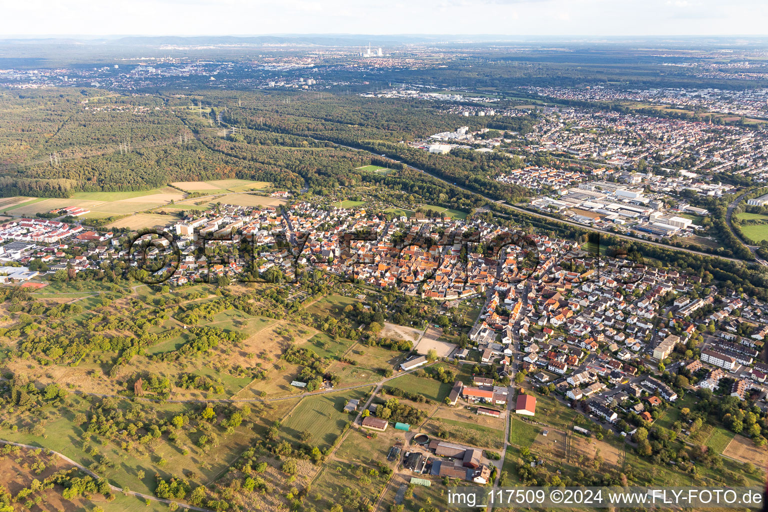 Ortsansicht der Straßen und Häuser der Wohngebiete in Hochstadt in Maintal im Bundesland Hessen, Deutschland