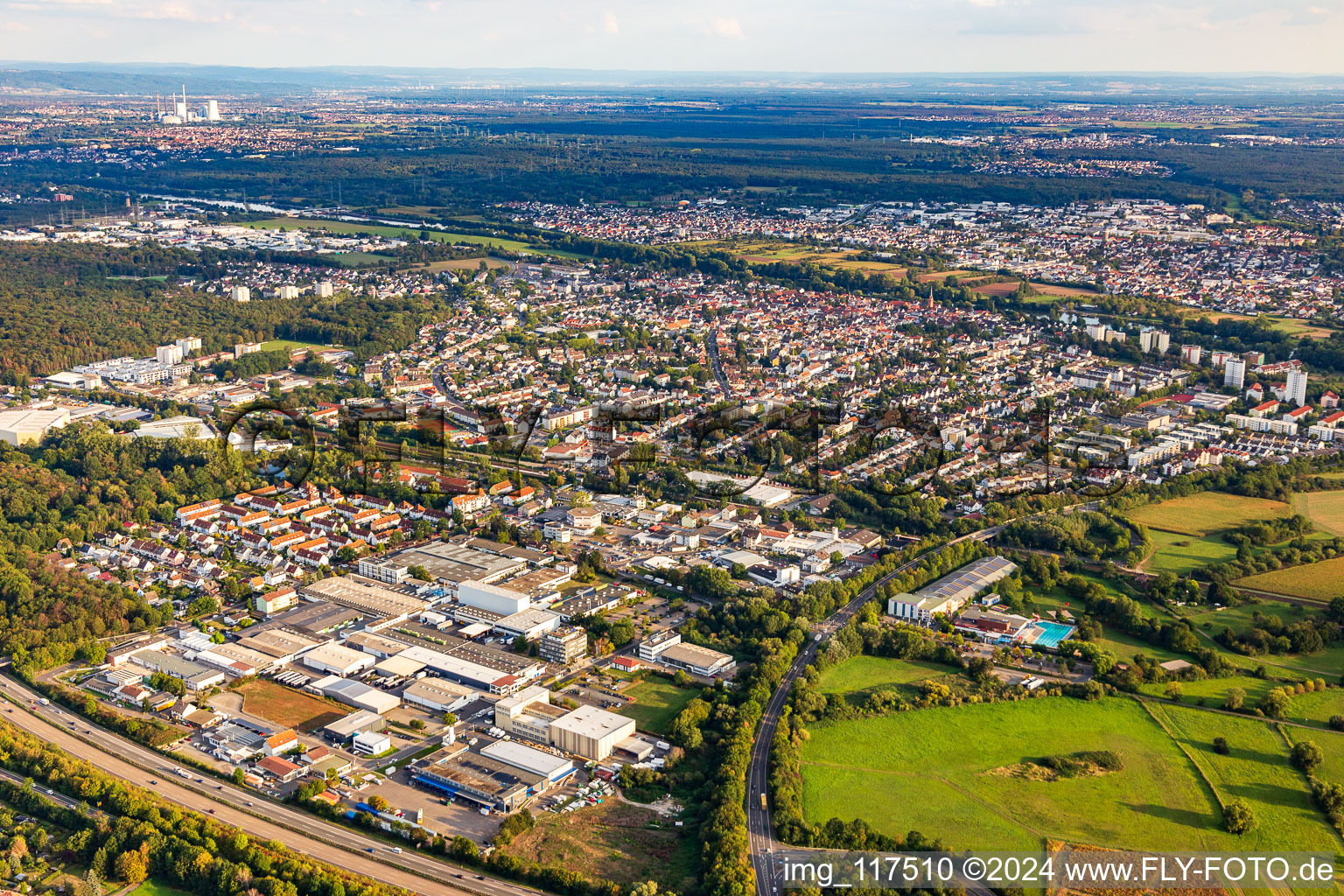 Ortsansicht der Straßen und Häuser der Wohngebiete in Dörnigheim in Maintal im Bundesland Hessen, Deutschland