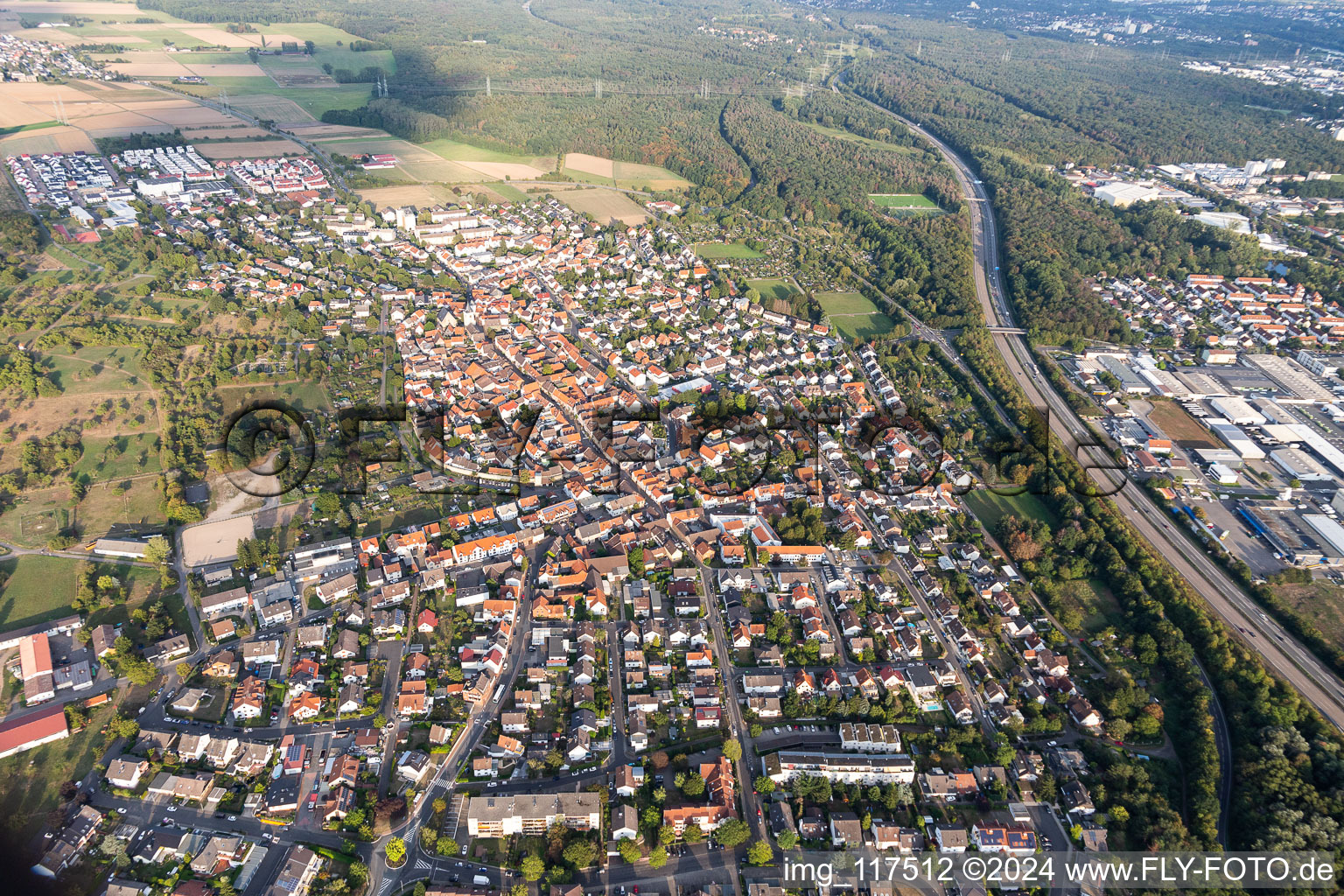 Luftbild von Ortsansicht der Straßen und Häuser der Wohngebiete in Hochstadt in Maintal im Bundesland Hessen, Deutschland