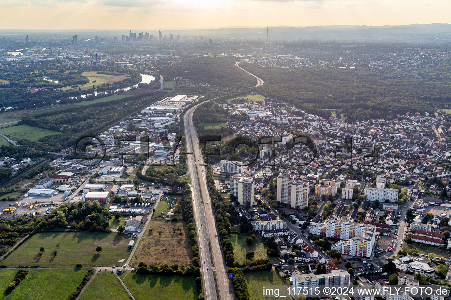 Autobahn- Streckenverlauf der BAB A66 Richtung Frankfurt bei Bischofsheim in Maintal im Bundesland Hessen, Deutschland